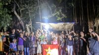 Pasca erupsi Gunung Lewotobi Laki-Laki di Kabupaten Flores Timur, Kecamatan Wulanggitang, pada 4 November 2024, banyak korban mengalami luka-luka, kerusakan rumah, serta hancurnya fasilitas pendidikan. Tragedi ini memicu rasa empati dari berbagai pihak. Salah satu organisasi yang bergerak cepat dalam memberikan bantuan adalah Liga Mahasiswa Nasional untuk Demokrasi (LMND) cabang Sikka. Mereka mengunjungi pengungsi mandiri yang tidak terdata oleh pemerintah di Desa Mokantarak, Kecamatan Larantuka. Ada 12 Kepala Keluarga (KK) yang membutuhkan bantuan segera, seperti keluarga Kamilus Keri Noba, Amandus Wara Hokeng, Donatus Lado Liwu, Petrus Kelin Liwu, dan lainnya. Dalam upaya penggalangan dana yang dilaksanakan pada 7 hingga 10 November 2024, LMND Sikka berhasil mengumpulkan donasi sebesar Rp 8.400.000, serta pakaian untuk dewasa dan balita. Bantuan yang terkumpul kemudian didistribusikan dalam bentuk kebutuhan pokok seperti beras, mie instan, telur, sabun mandi, dan air mineral. Upaya ini menjadi wujud nyata kepedulian terhadap korban bencana yang masih berjuang dalam kondisi sulit. Inisiatif ini menunjukkan pentingnya solidaritas masyarakat dalam membantu sesama di tengah bencana, terutama bagi mereka yang belum tersentuh bantuan resmi.