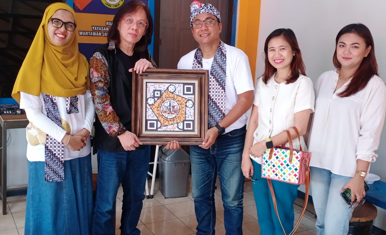 Kado Khusus Mr D di Perayaan Dies Natalis ke-60 Stikosa AWS