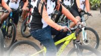 Mengakhiri akhir pekan, Kantor Pertanahan Kab. Banyuwangi menyelenggarakan Jelajah Alas Purwo dengan Gowes bersama, Minggu (10/11/2024). Semua peserta mengayuh sepeda dengan menempuh jarak sekitar 11 Km, yakni dari Lapangan Kampunganyar Kalipait menuju pos Rowo Bendo, Pantai Pancur hingga menuju pantai G-Land. Kepala Kantor Pertanahan Kab. Banyuwangi memimpin rombongan pesepeda ini. Selain dalam rangka menjaga kebugaran tubuh, Gowes tersebut juga dalam rangka menjaga silahturahmi karena diikuti oleh Jajaran Kantor Pertanahan Kab. Probolinggo, Jajaran Kantor Pertanahan Kab. Banyuwangi, Ikawati Kantah Banyuwangi, Pensiunan Kantah Banyuwangi, ASN, PPPK, PPNPN, serta siswa magang. Dengan adanya kegiatan ini, diharapakan menjadi motivasi seluruh insan pertanahan agar melakukan olahraga setiap harinya untuk dapat menjaga stamina tubuh agar dapat bekerja optimal.