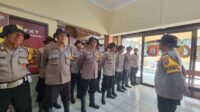Kapolsek Krian Serahkan Sepatu Boot dan Topi Rimba Kepada Bhabinkamtibmas