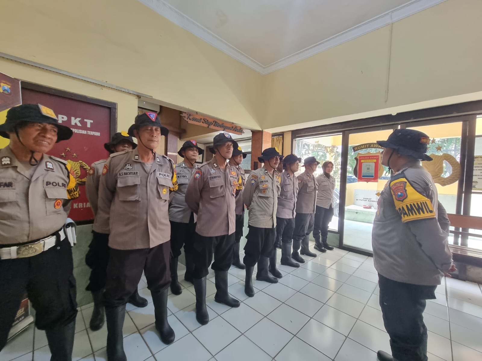 Kapolsek Krian Serahkan Sepatu Boot dan Topi Rimba Kepada Bhabinkamtibmas