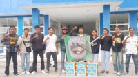 "HIPERMATA SIKKA SALURKAN BANTUAN UNTUK PARA KORBAN ERUPSI GUNUNG BERAPI LEWOTOBI LAKI LAKI FLORES TIMUR" Himpunan Pelajar Dan Mahasiswa Tana A'i atau di kenal dengan HIMPERMATA Kabupaten Sikka menyerahkan bantuan untuk para korban bencana Erupsi Gunung Berapi Lewotobi Laki laki Kecamatan Wulanggitang Kabupaten Flores Timur yang tersebar di wilayah kabupaten sikka (13/11/2024). Bantuan yang diberikan berupa masker, perlengkapan kebersihan, makanan dan minuman, perlengkapan air bersih, vitamin, serta kebutuhan bayi, anak kecil, dan ibu. Bantuan ini diterima langsung para korban Erupsi Gunung Berapi Lewotobi di titik pengungsian mandiri yang sudah ditentukan. Bantuan ini berjuang untuk memenuhi kebutuhan korban terdampak. Kordinator Lapangan Akarinus Bading menyampaikan selain bantuan tersebut pihaknya juga memastikan penyaluran bantuan ke poskoh poskoh pengungsian mandiri yang berada di wilayah kabupaten sikka berjalan baik meskipun melawan abu vulkanik yang tersebar diwilayah tersebut. "Poskoh pengungsian berada di tiga titik, pertama di Talibura , kedua di boganatar dan poskoh mandiri yg ke tiga di desa timutawa. Dalam menyalurkan donasi untuk masyarakat yang terdampak erupsi gunung berapi Lewotobi Laki Laki Flores Timur dalam kondisi aman dan berjalan sesuai rencana (9/11/2024) , selain itu bantuan tersebut kami serahkan ke titik titik poskoh yang sudah di tentukan,” ujar Akarinus Bading. Pasca kejadian Erupsi Gunung Berapi Lewotobi Laki Laki di Kecamatan Wulanggitang Kabupaten Flores Timur Bandara Frans Seda Maumere ditutup akibat abu vulkanik yang tersebar di sekitar permukaan wilayah Kabupaten Sikka dan juga Flores timur. Ketua HIPERMATA kabupaten sikka menyampaikan turud berduka kepada para korban yang meninggal dunia akibat erupsi gunung berapi Lewotobi laki laki , dan juga berharap semua ini cepat berlalu. "Semoga bantuan dari kami HIPERMATA SIKKA dapat membantu meringankan beban para pengungsi. Kami berharap masyarakat terdampak dapat bangkit dan pulih kembali," tambah ketua HIPERMATA sikka ,Silfanus Sugi Goban". "Ini bentuk kepedulian kami dari HIPERMATA sikka kepada masyarakat korban Erupsi Gunung Berapi Lewotobi Laki laki, mereka butuh beberapa bantuan peralatan dan logistik meskipun yang kami bawa tidak begitu banyak tetapi setidaknya bisah membantu meringankan dan membantu pemenuhan kebutuhan para korban selama berada di titik poskoh pengungsian mandiri,"ujar Silfanus Sugi Goban.