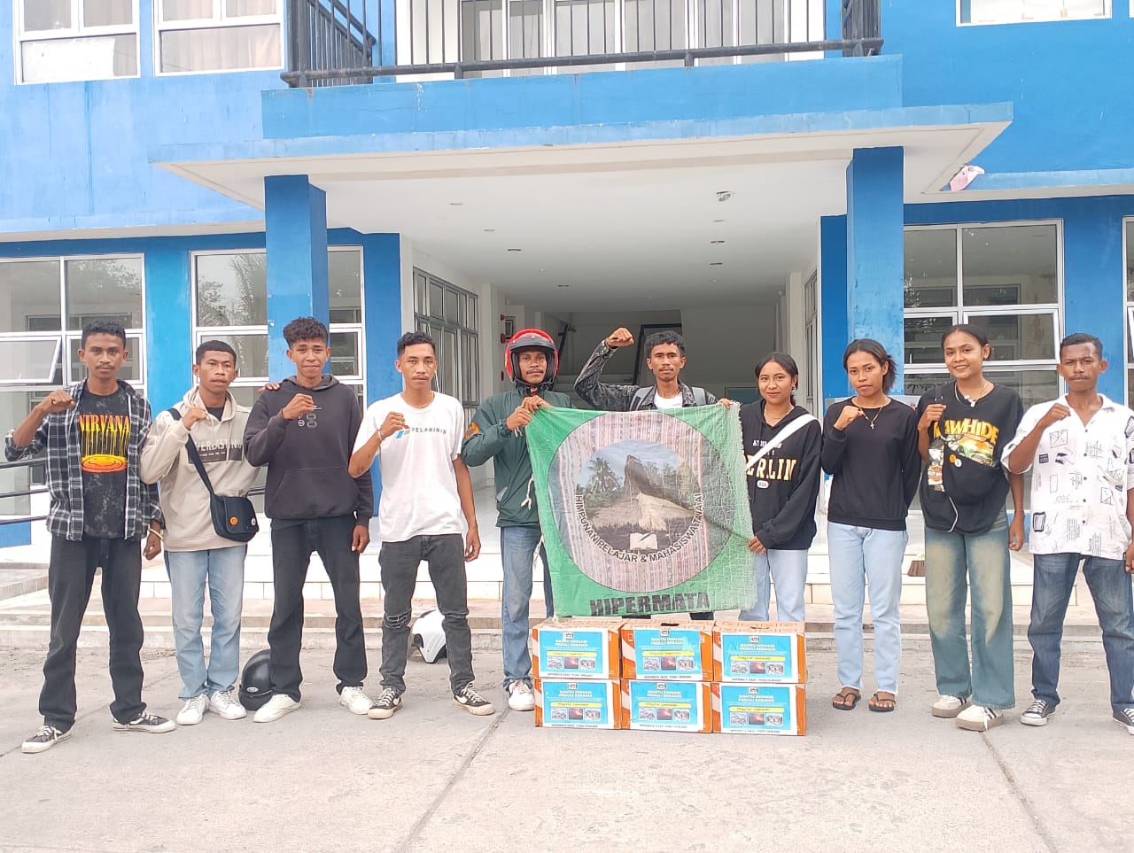 "HIPERMATA SIKKA SALURKAN BANTUAN UNTUK PARA KORBAN ERUPSI GUNUNG BERAPI LEWOTOBI LAKI LAKI FLORES TIMUR" Himpunan Pelajar Dan Mahasiswa Tana A'i atau di kenal dengan HIMPERMATA Kabupaten Sikka menyerahkan bantuan untuk para korban bencana Erupsi Gunung Berapi Lewotobi Laki laki Kecamatan Wulanggitang Kabupaten Flores Timur yang tersebar di wilayah kabupaten sikka (13/11/2024). Bantuan yang diberikan berupa masker, perlengkapan kebersihan, makanan dan minuman, perlengkapan air bersih, vitamin, serta kebutuhan bayi, anak kecil, dan ibu. Bantuan ini diterima langsung para korban Erupsi Gunung Berapi Lewotobi di titik pengungsian mandiri yang sudah ditentukan. Bantuan ini berjuang untuk memenuhi kebutuhan korban terdampak. Kordinator Lapangan Akarinus Bading menyampaikan selain bantuan tersebut pihaknya juga memastikan penyaluran bantuan ke poskoh poskoh pengungsian mandiri yang berada di wilayah kabupaten sikka berjalan baik meskipun melawan abu vulkanik yang tersebar diwilayah tersebut. "Poskoh pengungsian berada di tiga titik, pertama di Talibura , kedua di boganatar dan poskoh mandiri yg ke tiga di desa timutawa. Dalam menyalurkan donasi untuk masyarakat yang terdampak erupsi gunung berapi Lewotobi Laki Laki Flores Timur dalam kondisi aman dan berjalan sesuai rencana (9/11/2024) , selain itu bantuan tersebut kami serahkan ke titik titik poskoh yang sudah di tentukan,” ujar Akarinus Bading. Pasca kejadian Erupsi Gunung Berapi Lewotobi Laki Laki di Kecamatan Wulanggitang Kabupaten Flores Timur Bandara Frans Seda Maumere ditutup akibat abu vulkanik yang tersebar di sekitar permukaan wilayah Kabupaten Sikka dan juga Flores timur. Ketua HIPERMATA kabupaten sikka menyampaikan turud berduka kepada para korban yang meninggal dunia akibat erupsi gunung berapi Lewotobi laki laki , dan juga berharap semua ini cepat berlalu. "Semoga bantuan dari kami HIPERMATA SIKKA dapat membantu meringankan beban para pengungsi. Kami berharap masyarakat terdampak dapat bangkit dan pulih kembali," tambah ketua HIPERMATA sikka ,Silfanus Sugi Goban". "Ini bentuk kepedulian kami dari HIPERMATA sikka kepada masyarakat korban Erupsi Gunung Berapi Lewotobi Laki laki, mereka butuh beberapa bantuan peralatan dan logistik meskipun yang kami bawa tidak begitu banyak tetapi setidaknya bisah membantu meringankan dan membantu pemenuhan kebutuhan para korban selama berada di titik poskoh pengungsian mandiri,"ujar Silfanus Sugi Goban.