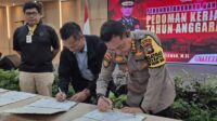 DITPAMOBVIT POLDA KEPULAUAN RIAU LAKSANAKAN PENANDATANGANAN PEDOMAN KERJA TEKNIS TAHUN 2025 Batam - Direktorat Pengamanan Objek Vital (Ditpamobvit) Polda Kepulauan Riau secara resmi melaksanakan penandatanganan dan penyerahan Pedoman Kerja Teknis (PKT) Tahun Anggaran 2025 bersama 21 pimpinan Objek Vital Nasional dan Objek Vital Tertentu di wilayah Kepulauan Riau. Acara tersebut digelar di Hotel AP Premiere Batam. Selasa (12/11/2024). Hadir dalam acara tersebut Dirpamobvit Polda Kepri, Kombes Pol. Dr. Rudy Cahya Kurniawan, M.Si., M.H., M.Kn., beserta Pejabat Utama Ditpamobvit Polda Kepri, serta pimpinan dari berbagai perusahaan dan lembaga yang tergolong Objek Vital Nasional dan Objek Vital Tertentu, seperti PT. GBKEK, PT. BIIE, PT. Satnusa, PT. Cladtek, Bank BNI, Bank BRI, dan lain-lain serta Personel Ditpamobvit Polda Kepri. Dalam sambutannya, Kombes Pol. Dr. Rudy Cahya Kurniawan, M.Si., M.H., M.Kn., menyampaikan apresiasi yang sebesar-besarnya atas kerja sama solid antara Polda Kepri dan berbagai pihak yang berperan penting dalam menjaga stabilitas ekonomi serta keamanan di Kepulauan Riau. Beliau menekankan bahwa profesionalisme dalam pengamanan adalah aspek utama yang harus senantiasa dijaga. "Kerja sama ini merupakan wujud komitmen kami untuk terus berinovasi dan beradaptasi sesuai perkembangan kebutuhan masyarakat, serta memastikan bahwa Polda Kepri mampu mengikuti dinamika zaman," Ujar Kombes Pol. Dr. Rudy Cahya Kurniawan, M.Si., M.H., M.Kn. Selanjutnya, kegiatan Penandatanganan dan penyerahan PKT ini bukan sekadar seremoni, tetapi juga merupakan langkah penting untuk memperkuat sinergi dan koordinasi antara Ditpamobvit Polda Kepri dan para pemimpin Objek Vital Nasional dan Objek Vital Tertentu. "Kami berharap PKT ini dapat meningkatkan efektivitas pengamanan serta upaya penegakan hukum, sehingga tujuan kita bersama menuju Indonesia Emas 2045 bisa tercapai di negara Indonesia, " Ungkap Kombes Pol. Dr. Rudy Cahya Kurniawan, M.Si., M.H., M.Kn. Kemudian Acara diakhiri dengan sesi foto bersama yang menjadi simbol soliditas kerja sama antara Ditpamobvit Polda Kepri dan para mitra dari Objek Vital Nasional dan Objek Vital Tertentu, sebagai wujud komitmen dalam menjaga stabilitas dan keamanan di wilayah Kepulauan Riau. Terakhir, Kabidhumas Polda Kepri Kombes. Pol. Zahwani Pandra Arsyad, S.H. M.Si., menambahkan “Mari kita sukseskan Pilkada 2024 yang tinggal 15 hari lagi dan jangan mudah percaya dengan berita yang tidak benar atau Hoax guna menjaga situasi Kamtibmas menjelang pemilu menjadi aman dan kondusif. Untuk masyarakat yang ingin mengadukan modus penipuan tersebut dapat menghubungi Call Center Polisi 110 atau Unduh Aplikasi Polri Super Apps di Googleplay/APP Store.” himbau Kabidhumas Polda Kepri Kombes. Pol. Zahwani Pandra Arsyad, S.H., M.Si. Salam Presisi Bidang Humas Polda Kepri Kombes. Pol. Zahwani Pandra Arsyad, S.H. M.Si. Kabidhumas Polda Kepri