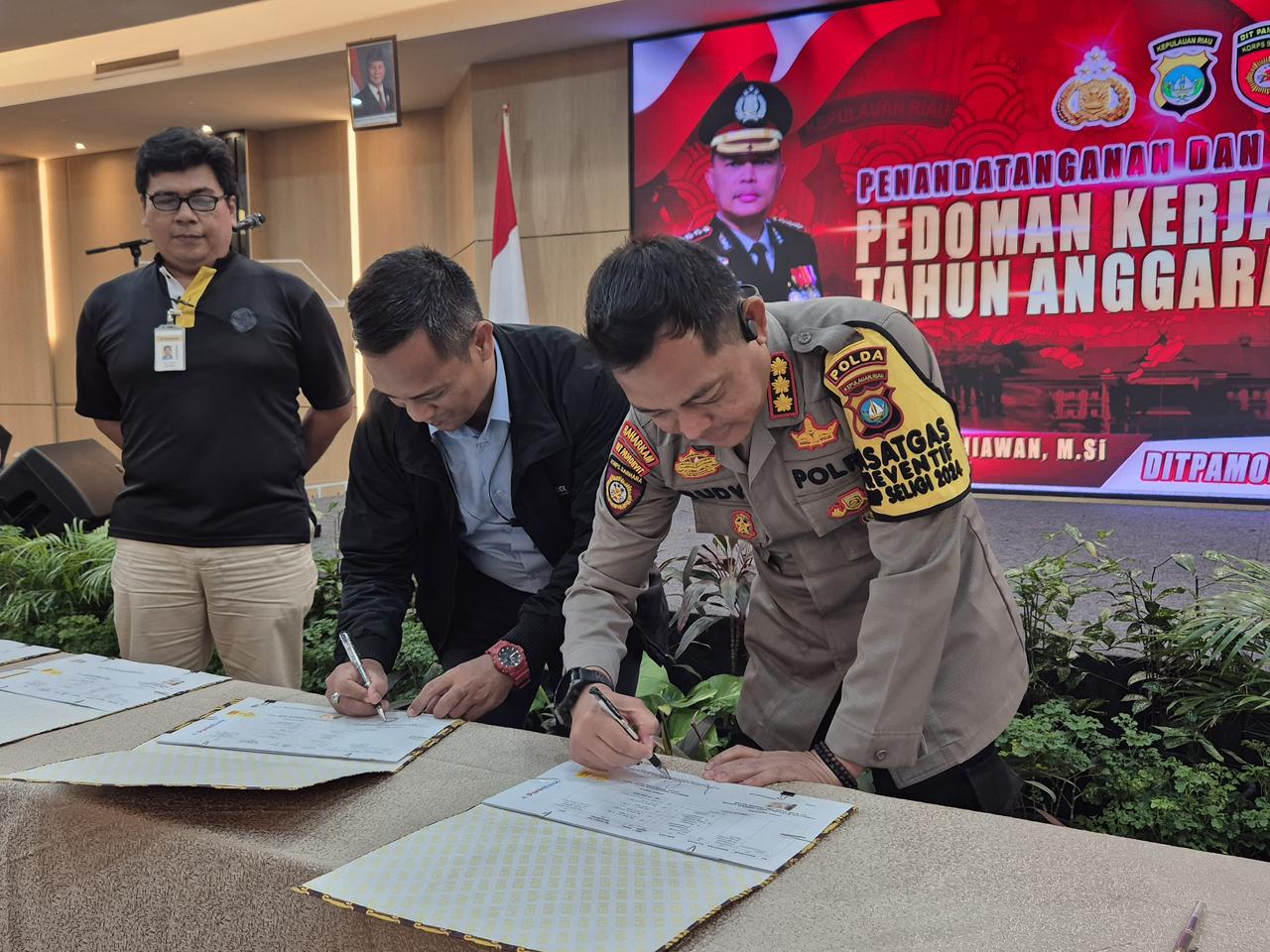 DITPAMOBVIT POLDA KEPULAUAN RIAU LAKSANAKAN PENANDATANGANAN PEDOMAN KERJA TEKNIS TAHUN 2025 Batam - Direktorat Pengamanan Objek Vital (Ditpamobvit) Polda Kepulauan Riau secara resmi melaksanakan penandatanganan dan penyerahan Pedoman Kerja Teknis (PKT) Tahun Anggaran 2025 bersama 21 pimpinan Objek Vital Nasional dan Objek Vital Tertentu di wilayah Kepulauan Riau. Acara tersebut digelar di Hotel AP Premiere Batam. Selasa (12/11/2024). Hadir dalam acara tersebut Dirpamobvit Polda Kepri, Kombes Pol. Dr. Rudy Cahya Kurniawan, M.Si., M.H., M.Kn., beserta Pejabat Utama Ditpamobvit Polda Kepri, serta pimpinan dari berbagai perusahaan dan lembaga yang tergolong Objek Vital Nasional dan Objek Vital Tertentu, seperti PT. GBKEK, PT. BIIE, PT. Satnusa, PT. Cladtek, Bank BNI, Bank BRI, dan lain-lain serta Personel Ditpamobvit Polda Kepri. Dalam sambutannya, Kombes Pol. Dr. Rudy Cahya Kurniawan, M.Si., M.H., M.Kn., menyampaikan apresiasi yang sebesar-besarnya atas kerja sama solid antara Polda Kepri dan berbagai pihak yang berperan penting dalam menjaga stabilitas ekonomi serta keamanan di Kepulauan Riau. Beliau menekankan bahwa profesionalisme dalam pengamanan adalah aspek utama yang harus senantiasa dijaga. "Kerja sama ini merupakan wujud komitmen kami untuk terus berinovasi dan beradaptasi sesuai perkembangan kebutuhan masyarakat, serta memastikan bahwa Polda Kepri mampu mengikuti dinamika zaman," Ujar Kombes Pol. Dr. Rudy Cahya Kurniawan, M.Si., M.H., M.Kn. Selanjutnya, kegiatan Penandatanganan dan penyerahan PKT ini bukan sekadar seremoni, tetapi juga merupakan langkah penting untuk memperkuat sinergi dan koordinasi antara Ditpamobvit Polda Kepri dan para pemimpin Objek Vital Nasional dan Objek Vital Tertentu. "Kami berharap PKT ini dapat meningkatkan efektivitas pengamanan serta upaya penegakan hukum, sehingga tujuan kita bersama menuju Indonesia Emas 2045 bisa tercapai di negara Indonesia, " Ungkap Kombes Pol. Dr. Rudy Cahya Kurniawan, M.Si., M.H., M.Kn. Kemudian Acara diakhiri dengan sesi foto bersama yang menjadi simbol soliditas kerja sama antara Ditpamobvit Polda Kepri dan para mitra dari Objek Vital Nasional dan Objek Vital Tertentu, sebagai wujud komitmen dalam menjaga stabilitas dan keamanan di wilayah Kepulauan Riau. Terakhir, Kabidhumas Polda Kepri Kombes. Pol. Zahwani Pandra Arsyad, S.H. M.Si., menambahkan “Mari kita sukseskan Pilkada 2024 yang tinggal 15 hari lagi dan jangan mudah percaya dengan berita yang tidak benar atau Hoax guna menjaga situasi Kamtibmas menjelang pemilu menjadi aman dan kondusif. Untuk masyarakat yang ingin mengadukan modus penipuan tersebut dapat menghubungi Call Center Polisi 110 atau Unduh Aplikasi Polri Super Apps di Googleplay/APP Store.” himbau Kabidhumas Polda Kepri Kombes. Pol. Zahwani Pandra Arsyad, S.H., M.Si. Salam Presisi Bidang Humas Polda Kepri Kombes. Pol. Zahwani Pandra Arsyad, S.H. M.Si. Kabidhumas Polda Kepri