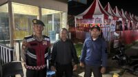 14 HARI MENJELANG PILKADA SERENTAK, POLDA KEPRI TINGKATKAN PATROLI DEMI MENJAGA PILKADA BERLANGSUNG AMAN DAN KONDUSIF Batam – Menjelang 14 hari menuju masa pencoblosan Pilkada Serentak 2024 yang akan digelar pada tanggal 27 November 2024 mendatang, pada hari Selasa 12 November 2024 Polda Kepulauan Riau melalui Satgas Operasi Mantap Praja (OMP) Seligi 2024 mengintensifkan patroli di berbagai wilayah strategis di Kota Batam. Kegiatan patroli ini bertujuan untuk menjaga situasi keamanan dan ketertiban masyarakat (sitkamtibmas) tetap aman, nyaman, serta kondusif, sehingga masyarakat dapat menyalurkan hak pilihnya tanpa adanya kekhawatiran akan potensi gangguan. Selasa (12/11/2024). Patroli Satgas OMP Seligi 2024 ini difokuskan pada sejumlah kawasan strategis, seperti Mega Legenda, Nagoya, Batam Center, Kawasan Bisnis Center (KBC), dan Sekupang. Berbagai lokasi vital turut menjadi sasaran, mulai dari pasar tradisional, pusat perbelanjaan, perkantoran, pelabuhan, hingga kawasan wisata seperti hotel, resort, dan pantai. Kabidhumas Polda Kepri Kombes. Pol. Zahwani Pandra Arsyad, S.H. M.Si., menyampaikan bahwa patroli ini merupakan bagian dari upaya menjaga stabilitas keamanan di wilayah Kota Batam jelang pelaksanaan Pilkada Serentak. “Kami ingin memastikan bahwa seluruh elemen masyarakat dapat beraktivitas dengan aman dan merasa terlindungi. Patroli ini juga bertujuan untuk mengantisipasi potensi gangguan keamanan yang mungkin timbul menjelang hari pencoblosan,” ujar Kabidhumas Polda Kepri Kombes. Pol. Zahwani Pandra Arsyad, S.H. M.Si. Lebih lanjut, Kabidhumas Polda Kepri Kombes. Pol. Zahwani Pandra Arsyad, S.H. M.Si., juga mengimbau masyarakat untuk turut serta menjaga keamanan dan ketertiban selama masa kampanye hingga hari pemungutan suara. "Kami mengajak seluruh masyarakat Kepri, khususnya warga Kota Batam, untuk bersama-sama menciptakan suasana yang aman dan damai menjelang Pilkada. Hindari provokasi dan tidak mudah terpengaruh oleh berita hoaks yang dapat memicu konflik," tegasnya. Dalam kesempatan yang sama, Kabidhumas juga menekankan pentingnya peran aktif masyarakat dalam menjaga sitkamtibmas. Berikut adalah beberapa himbauan yang disampaikan: 1. Tetap Waspada dan Bijak dalam Menerima Informasi Masyarakat diharapkan lebih bijak dalam menerima informasi, terutama terkait isu-isu politik. Pastikan informasi yang diterima berasal dari sumber yang kredibel dan dapat dipercaya. 2. Hindari Konflik dan Tetap Jaga Kerukunan Meski memiliki pilihan politik yang berbeda, warga diharapkan dapat menjaga kerukunan dan menghindari konflik yang dapat merusak persatuan. Ingatlah bahwa perbedaan pilihan adalah hal yang wajar dalam demokrasi. 3. Laporkan Potensi Gangguan Kamtibmas Jika masyarakat melihat adanya aktivitas mencurigakan atau potensi gangguan keamanan, segera laporkan kepada pihak berwenang. Partisipasi aktif masyarakat sangat penting dalam membantu aparat kepolisian menjaga ketertiban di lingkungan sekitar. "Dengan sinergi antara aparat keamanan dan masyarakat, kami optimis bahwa Pilkada Serentak 2024 dapat berjalan dengan lancar, aman, dan damai. Mari kita bersama-sama menjaga situasi yang kondusif demi keberhasilan pesta demokrasi ini," pungkas Kabidhumas Polda Kepri Kombes. Pol. Zahwani Pandra Arsyad, S.H. M.Si. “Patroli ini akan terus dilakukan secara rutin hingga hari pencoblosan, guna memastikan situasi di seluruh wilayah Kota Batam tetap kondusif. Polda Kepri mengajak seluruh masyarakat untuk bersikap proaktif dan bekerja sama menjaga keamanan, sehingga Pilkada Serentak 2024 dapat terlaksana dengan aman dan tertib,” Tutup Kabidhumas Polda Kepri Kombes. Pol. Zahwani Pandra Arsyad, S.H. M.Si. Salam Presisi Bidang Humas Polda Kepri Kombes. Pol. Zahwani Pandra Arsyad, S.H. M.Si. Kabidhumas Polda Kepri