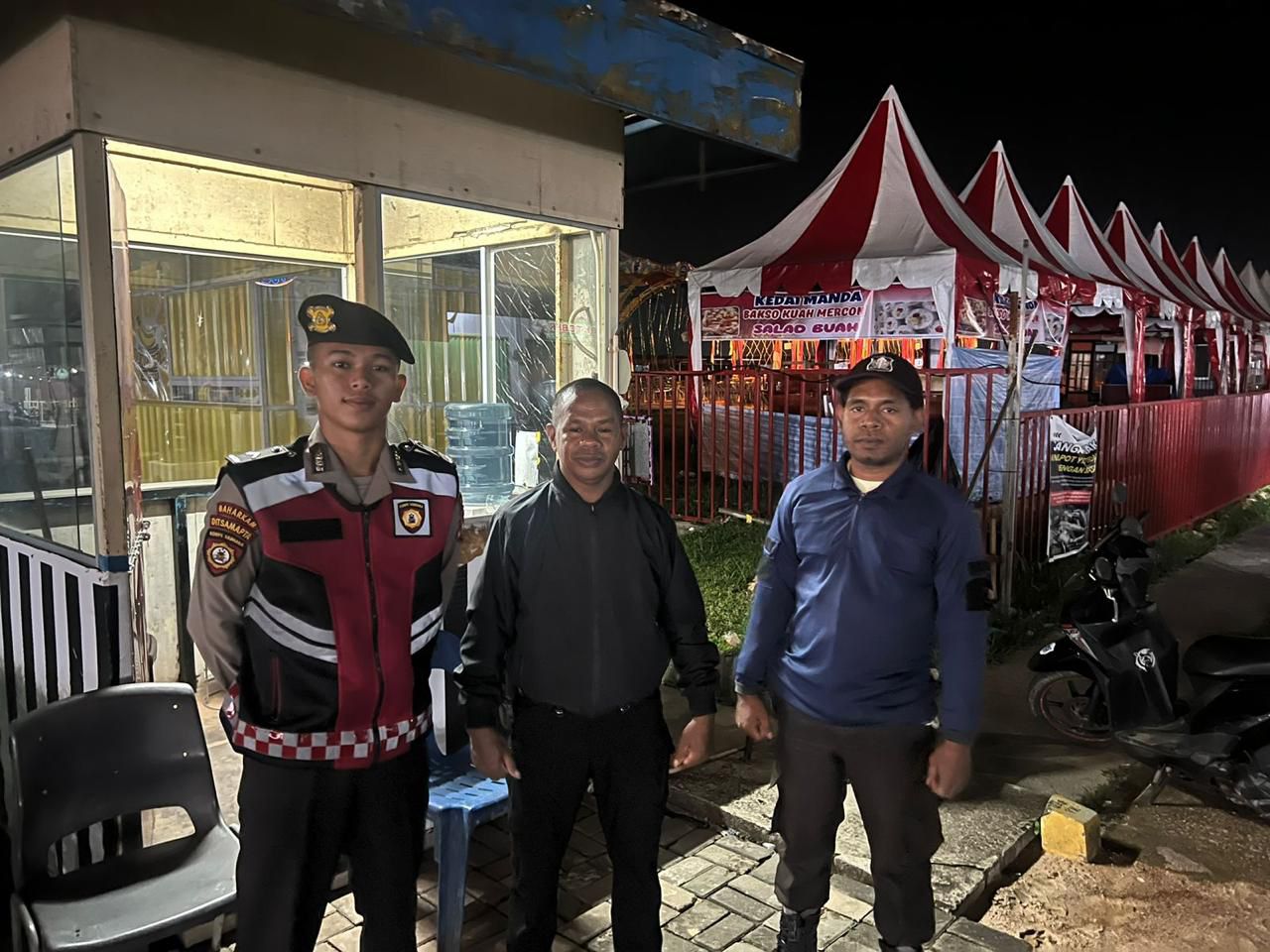 14 HARI MENJELANG PILKADA SERENTAK, POLDA KEPRI TINGKATKAN PATROLI DEMI MENJAGA PILKADA BERLANGSUNG AMAN DAN KONDUSIF Batam – Menjelang 14 hari menuju masa pencoblosan Pilkada Serentak 2024 yang akan digelar pada tanggal 27 November 2024 mendatang, pada hari Selasa 12 November 2024 Polda Kepulauan Riau melalui Satgas Operasi Mantap Praja (OMP) Seligi 2024 mengintensifkan patroli di berbagai wilayah strategis di Kota Batam. Kegiatan patroli ini bertujuan untuk menjaga situasi keamanan dan ketertiban masyarakat (sitkamtibmas) tetap aman, nyaman, serta kondusif, sehingga masyarakat dapat menyalurkan hak pilihnya tanpa adanya kekhawatiran akan potensi gangguan. Selasa (12/11/2024). Patroli Satgas OMP Seligi 2024 ini difokuskan pada sejumlah kawasan strategis, seperti Mega Legenda, Nagoya, Batam Center, Kawasan Bisnis Center (KBC), dan Sekupang. Berbagai lokasi vital turut menjadi sasaran, mulai dari pasar tradisional, pusat perbelanjaan, perkantoran, pelabuhan, hingga kawasan wisata seperti hotel, resort, dan pantai. Kabidhumas Polda Kepri Kombes. Pol. Zahwani Pandra Arsyad, S.H. M.Si., menyampaikan bahwa patroli ini merupakan bagian dari upaya menjaga stabilitas keamanan di wilayah Kota Batam jelang pelaksanaan Pilkada Serentak. “Kami ingin memastikan bahwa seluruh elemen masyarakat dapat beraktivitas dengan aman dan merasa terlindungi. Patroli ini juga bertujuan untuk mengantisipasi potensi gangguan keamanan yang mungkin timbul menjelang hari pencoblosan,” ujar Kabidhumas Polda Kepri Kombes. Pol. Zahwani Pandra Arsyad, S.H. M.Si. Lebih lanjut, Kabidhumas Polda Kepri Kombes. Pol. Zahwani Pandra Arsyad, S.H. M.Si., juga mengimbau masyarakat untuk turut serta menjaga keamanan dan ketertiban selama masa kampanye hingga hari pemungutan suara. "Kami mengajak seluruh masyarakat Kepri, khususnya warga Kota Batam, untuk bersama-sama menciptakan suasana yang aman dan damai menjelang Pilkada. Hindari provokasi dan tidak mudah terpengaruh oleh berita hoaks yang dapat memicu konflik," tegasnya. Dalam kesempatan yang sama, Kabidhumas juga menekankan pentingnya peran aktif masyarakat dalam menjaga sitkamtibmas. Berikut adalah beberapa himbauan yang disampaikan: 1. Tetap Waspada dan Bijak dalam Menerima Informasi Masyarakat diharapkan lebih bijak dalam menerima informasi, terutama terkait isu-isu politik. Pastikan informasi yang diterima berasal dari sumber yang kredibel dan dapat dipercaya. 2. Hindari Konflik dan Tetap Jaga Kerukunan Meski memiliki pilihan politik yang berbeda, warga diharapkan dapat menjaga kerukunan dan menghindari konflik yang dapat merusak persatuan. Ingatlah bahwa perbedaan pilihan adalah hal yang wajar dalam demokrasi. 3. Laporkan Potensi Gangguan Kamtibmas Jika masyarakat melihat adanya aktivitas mencurigakan atau potensi gangguan keamanan, segera laporkan kepada pihak berwenang. Partisipasi aktif masyarakat sangat penting dalam membantu aparat kepolisian menjaga ketertiban di lingkungan sekitar. "Dengan sinergi antara aparat keamanan dan masyarakat, kami optimis bahwa Pilkada Serentak 2024 dapat berjalan dengan lancar, aman, dan damai. Mari kita bersama-sama menjaga situasi yang kondusif demi keberhasilan pesta demokrasi ini," pungkas Kabidhumas Polda Kepri Kombes. Pol. Zahwani Pandra Arsyad, S.H. M.Si. “Patroli ini akan terus dilakukan secara rutin hingga hari pencoblosan, guna memastikan situasi di seluruh wilayah Kota Batam tetap kondusif. Polda Kepri mengajak seluruh masyarakat untuk bersikap proaktif dan bekerja sama menjaga keamanan, sehingga Pilkada Serentak 2024 dapat terlaksana dengan aman dan tertib,” Tutup Kabidhumas Polda Kepri Kombes. Pol. Zahwani Pandra Arsyad, S.H. M.Si. Salam Presisi Bidang Humas Polda Kepri Kombes. Pol. Zahwani Pandra Arsyad, S.H. M.Si. Kabidhumas Polda Kepri