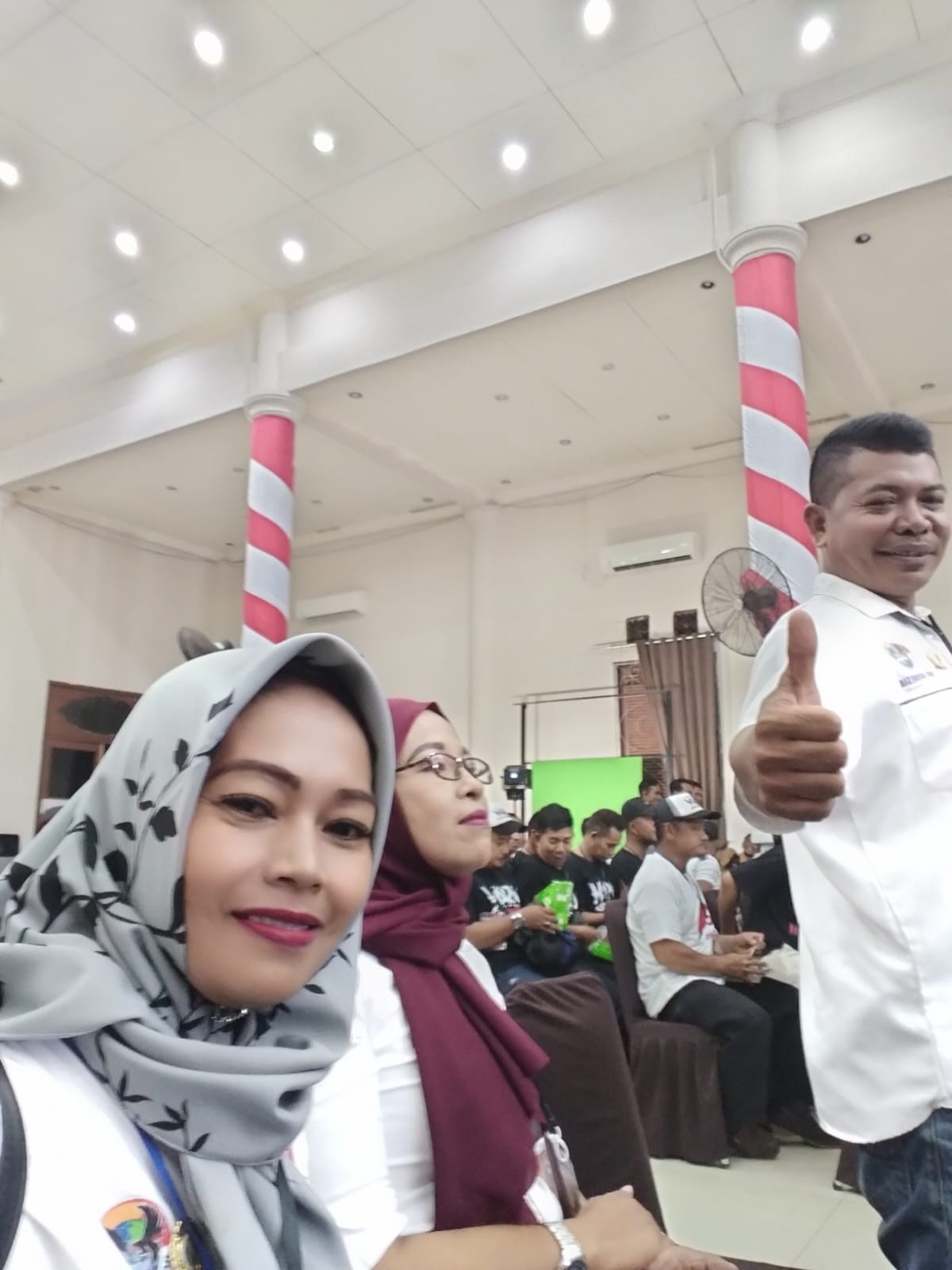 KPU (Komisi Pemilihan Umum) mengundang wartawan dan Ikatan Wartawan Online Indonesia untuk meliput acara debat Pilkada Wali Kota dan Bupati