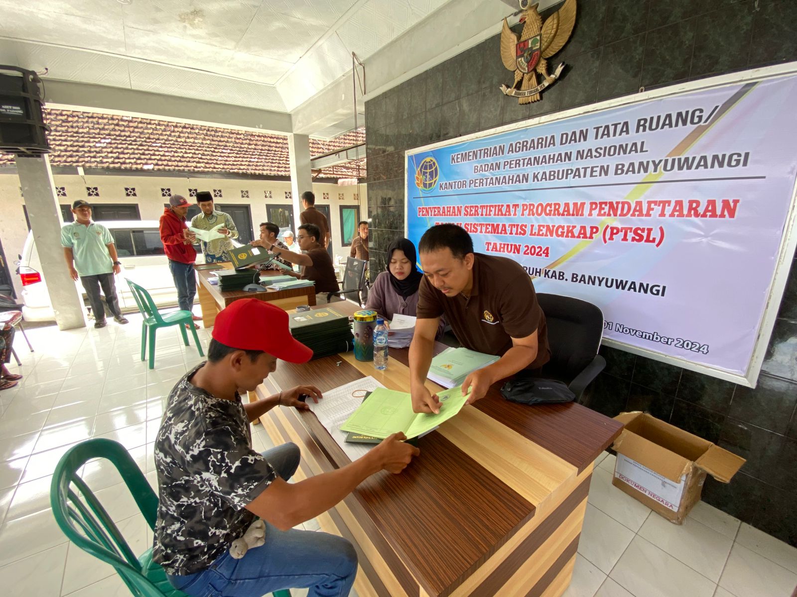 Kantor Pertanahan Serahkan Sertipikat Tanah Program Pendaftaran Tanah Sistematis Lengkap (PTSL) di Balai Desa Kabupaten Banyuwangi 