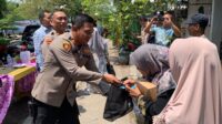 Jumat Berkah, Polsek Gunung Anyar Bagikan Ratusan Paket Sembako Untuk Warga Kampung Nelayan