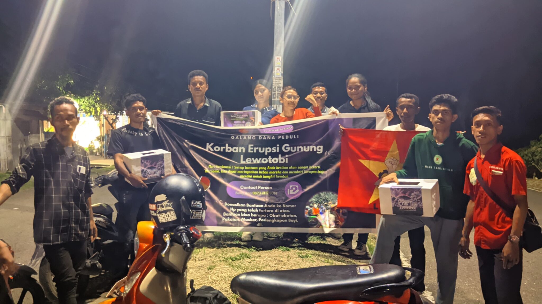 GALANG DANA LMND SIKKA
KEPADA KORBAN GUNUNG LEWOTOBI

Liga Mahasiswa Nasional untuk Demokrasi Eksekutif Kota Sikka.  Melakukan Aksi peduli kasih, kepada korban meletusnya Gunung Berapi Lewotobi. Beberapa lokasi penggalangan  dana, pertama di Pasar Alok Sikka Provinsi NTT ( Nusa Tenggara Timur), Pagi 8.00- 13.00 WITA. Bung dan Bing LMND SIKKA ( Liga Mahasiswa Nasional untuk Demokrasi Eksekutif Kota Sikka), menyebar dari pintu keluar ujung barat. Banyak, pemotor maupun pejalan kaki, juga para pedagang kaki lima yang turut berbelasungkawa kepada korban dan pengungsi. Donasi bisa berupa Uang, Baju dan celana untuk orang dewasa, anak- anak,  maupun bayi. Dengan donasi ini sekiranya para pengungsi, sangat terbantu terutama bagi yang kehilangan tempat tinggal dampak letusan gunung.
Setelah istirahat, aksi penggalangan dana, bertempat di Jln. Lingkar Luar Atas, pada pukul 17.44 sampai selesai. Banyak warga dari Ibu/ bapak,  Oma/opa, sampai Anak- anak, yang tersentuh hatinya, untuk bersedekah. Aksi dilakukan, mulai dari SPBU Misir Atas, SPBU Wolongbetang, dan SPBU Lingkar Luar Maumere, juga perempatan jalan lingkar luar.
Bung Yolis, " Aksi akan terus dilakukan sampai 2 hari, sampai ada konfirmasi dari Bung dan Bing, Eksekutif Ende agar bisa saling bekordinasi dalam transportasi ke wilayah terdampak bencana." Ujarnya