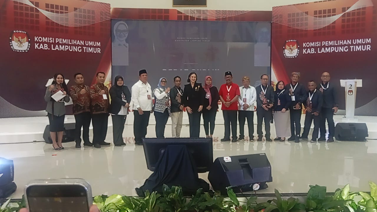 Debat Kandidat Calon Bupati Dan Wakil Bupati Lampung TimurPaslon nomor urut 01 Ela – Azwar menegaskan, Lampung Timur butuh Inovasi untuk mengaitkan Pendapatan Asli Daerah