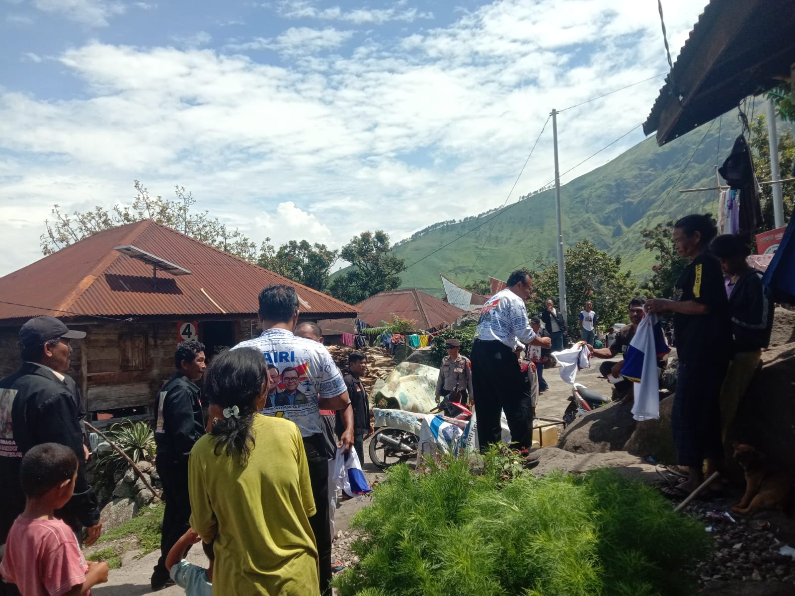 Calon Bupati-Wakil Bupati Dairi Rimso Sinaga-Barita Sihite Blusukan Serap Aspirasi Masyarakat Kec Silahisabungan