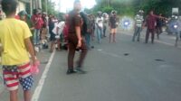 KECELAKAAN LALU LINTAS DI RUAS JALAN JENDERAL SUDIRMAN, MAUMERE Senin, 18 November 2024, Pukul 17:19 Kecelakaan lalu lintas terjadi di Jalan Jenderal Sudirman, Kelurahan Waioti, Kabupaten Sikka. Insiden ini melibatkan seorang pengendara motor bernama Afret, yang diketahui mengendarai kendaraan secara ugal-ugalan, hingga menabrak Bryan, seorang siswa SMK Frater Maumere. Akibat kecelakaan tersebut, Bryan mengalami luka di bagian dahi dan sempat pingsan. Ia segera dilarikan ke RSUD dr. T.C. Hillers Maumere bersama Afret untuk mendapatkan perawatan. Sementara itu, Afret hanya mengalami luka ringan berupa goresan di bagian kaki dan tangan. Hasil pemeriksaan medis menunjukkan bahwa keduanya tidak mengalami cedera serius atau gangguan kesehatan yang membahayakan. Saat ini, Bryan dan Afret masih berada di RSUD dr. T.C. Hillers Maumere untuk menjalani pemeriksaan lanjutan. Pihak berwenang mengimbau pengendara untuk selalu mematuhi peraturan lalu lintas guna mencegah kejadian serupa di masa mendatang.