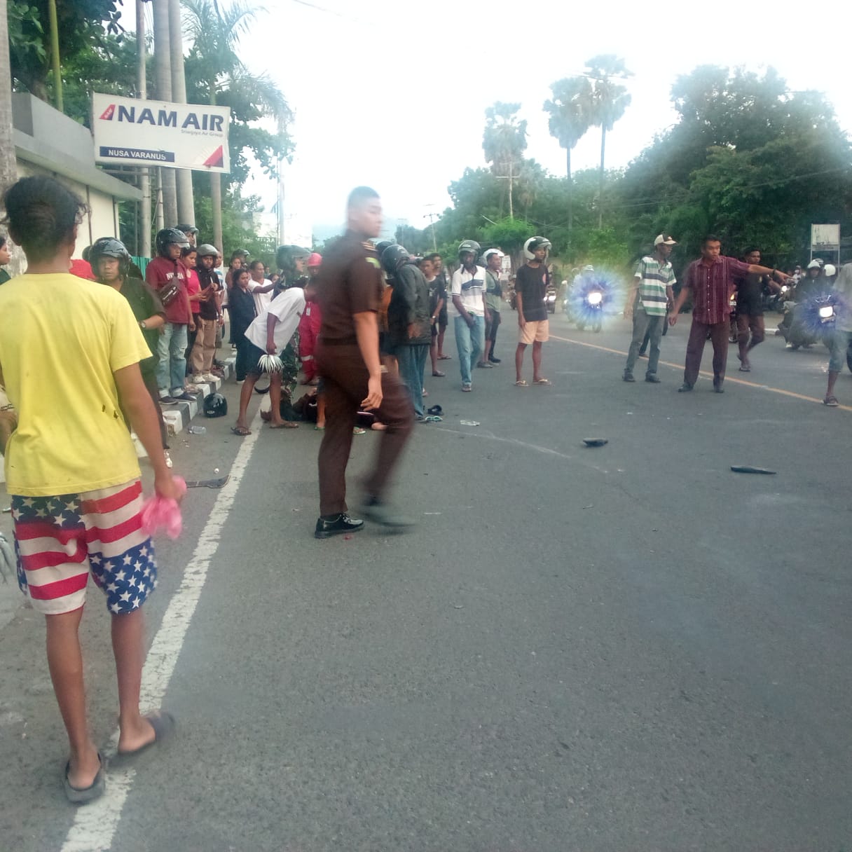 KECELAKAAN LALU LINTAS DI RUAS JALAN JENDERAL SUDIRMAN, MAUMERE Senin, 18 November 2024, Pukul 17:19 Kecelakaan lalu lintas terjadi di Jalan Jenderal Sudirman, Kelurahan Waioti, Kabupaten Sikka. Insiden ini melibatkan seorang pengendara motor bernama Afret, yang diketahui mengendarai kendaraan secara ugal-ugalan, hingga menabrak Bryan, seorang siswa SMK Frater Maumere. Akibat kecelakaan tersebut, Bryan mengalami luka di bagian dahi dan sempat pingsan. Ia segera dilarikan ke RSUD dr. T.C. Hillers Maumere bersama Afret untuk mendapatkan perawatan. Sementara itu, Afret hanya mengalami luka ringan berupa goresan di bagian kaki dan tangan. Hasil pemeriksaan medis menunjukkan bahwa keduanya tidak mengalami cedera serius atau gangguan kesehatan yang membahayakan. Saat ini, Bryan dan Afret masih berada di RSUD dr. T.C. Hillers Maumere untuk menjalani pemeriksaan lanjutan. Pihak berwenang mengimbau pengendara untuk selalu mematuhi peraturan lalu lintas guna mencegah kejadian serupa di masa mendatang.