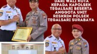 Psj. Walikota Surabaya Beri Penghargaan Kepada Kapolsek Tegalsari Bersama Kanitreskrim dan Personil Reskrim