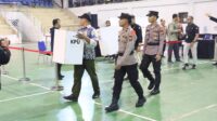 SIMULASI PILKADA 2024: POLDA KEPRI GELAR BIMTEK PENGAMANAN PEMILU DEMI KELANCARAN DAN KEAMANAN Batam - Polda Kepulauan Riau (Kepri) mengadakan kegiatan Bimbingan Teknis (Bimtek) dan Simulasi Pemilihan Kepala Daerah (Pilkada) 2024 , Kegiatan ini merupakan bagian dari upaya pengamanan pemungutan suara yang akan dilaksanakan pada 27 November 2024. Kegiatan tersebut dilakasana di Sport Hall Temenggung Abdul Jamal Batam pada hari Rabu (20/11/2024). Kegiatan tersebut dihadiri oleh Wakapolda Kepri Brigjen Pol Asep Safrudin, S.I.K., M.H, Ketua Komisi Pemilihan Umum (KPU) Provinsi Kepri Indrawan Susilo Prabowoadi,S.H.,M.H Karoops Polda Kepri, Dirintelkam Polda Kepri, Wakapolresta Barelang, serta personel pengamanan TPS dari Polda Kepri dan Polresta Barelang. Ketua Komisi Pemilihan Umum (KPU) Provinsi Kepri Indrawan Susilo Prabowoadi,S.H.,M.H dalam sambutannya, menyampaikan pentingnya persiapan yang matang menjelang pemungutan suara. Ia mengingatkan bahwa hanya tinggal enam hari lagi menuju pemilihan, sehingga seluruh pihak harus menjaga kesehatan dan kesiapan mental. Selain itu, simulasi ini bertujuan untuk memastikan seluruh tahapan pemilu, mulai dari kedatangan kotak suara hingga pemungutan suara di TPS, berjalan lancar dan aman. Dalam amanat Kapolda Kepri yang dibacakan oleh Wakapolda Kepri Brigjen Pol Asep Safrudin, S.I.K., M.H, menegaskan bahwa pengamanan Pemilu bukanlah kegiatan rutin biasa, melainkan tugas yang memerlukan kewaspadaan dan disiplin tinggi. Serta saya mengingatkan agar setiap petugas pengamanan siap menjalankan tugas dengan penuh tanggung jawab dan tidak ada kelalaian dalam pelaksanaan pengamanan di lapangan. Wakapolda Kepri Brigjen Pol Asep Safrudin, S.I.K., M.H, juga memberikan petunjuk teknis yang harus dipatuhi oleh seluruh personel pengamanan, seperti memastikan personel sudah berada di lokasi dua hari sebelum pemungutan suara dan mengikuti apel bersama petugas linmas. Petugas juga diinstruksikan untuk memeriksa kesiapan lokasi TPS, memeriksa kotak suara dan alat peraga pemilu, serta memastikan rute pengangkutan kotak suara aman. Wakapolda menekankan pentingnya koordinasi yang baik antara pengamanan TPS dengan petugas KPPS di setiap lokasi. Lebih lanjut, Wakapold Kepri Brigjen Pol Asep Safrudin, S.I.K., M.H, mengingatkan bahwa petugas pengamanan harus fokus pada tugas dan tidak boleh teralihkan perhatian oleh hal-hal lain, seperti penggunaan handphone yang tidak terkait dengan tugas. "Pengamanan Pemilu ini adalah tugas serius yang tidak bisa dianggap remeh. Kita harus memastikan proses pemungutan suara berjalan aman, tertib, dan sesuai prosedur," ujarnya. Ia juga meminta agar pengamanan kotak suara dilakukan dengan penuh kewaspadaan, mulai dari pengangkutan hingga pengembalian ke PPK. Selanjutnya, Kegiatan Bimtek dan simulasi ini diharapkan dapat memperkuat persiapan pengamanan dan koordinasi antar instansi terkait dalam rangka memastikan Pemilu 2024 berjalan dengan lancar dan aman. Dengan adanya simulasi ini, seluruh petugas pengamanan diharapkan dapat lebih siap menghadapi berbagai kemungkinan yang terjadi di lapangan. Polda Kepri berkomitmen untuk menjaga kondusivitas dan kelancaran jalannya pemilihan, memastikan bahwa demokrasi berjalan dengan aman dan tanpa gangguan. Terakhir, Kabidhumas Polda Kepri Kombes. Pol. Zahwani Pandra Arsyad, S.H. M.Si., menambahkan “Mari kita sukseskan Pilkada 2024 yang tinggal 7 hari lagi dan jangan mudah percaya dengan berita yang tidak benar atau Hoax guna menjaga situasi Kamtibmas menjelang pemilu menjadi aman dan kondusif. Untuk masyarakat yang ingin mengadukan modus penipuan tersebut dapat menghubungi Call Center Polisi 110 atau Unduh Aplikasi Polri Super Apps di Googleplay/APP Store.” himbau Kabidhumas Polda Kepri Kombes. Pol. Zahwani Pandra Arsyad, S.H., M.Si. Salam Presisi Bidang Humas Polda Kepri Kombes. Pol. Zahwani Pandra Arsyad, S.H. M.Si. Kabidhumas Polda Kepri