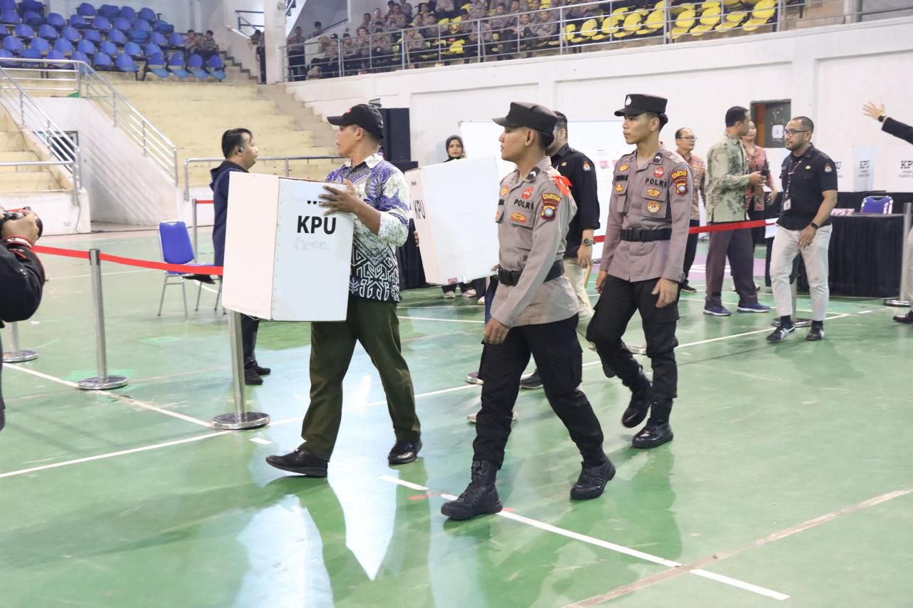 SIMULASI PILKADA 2024: POLDA KEPRI GELAR BIMTEK PENGAMANAN PEMILU DEMI KELANCARAN DAN KEAMANAN Batam - Polda Kepulauan Riau (Kepri) mengadakan kegiatan Bimbingan Teknis (Bimtek) dan Simulasi Pemilihan Kepala Daerah (Pilkada) 2024 , Kegiatan ini merupakan bagian dari upaya pengamanan pemungutan suara yang akan dilaksanakan pada 27 November 2024. Kegiatan tersebut dilakasana di Sport Hall Temenggung Abdul Jamal Batam pada hari Rabu (20/11/2024). Kegiatan tersebut dihadiri oleh Wakapolda Kepri Brigjen Pol Asep Safrudin, S.I.K., M.H, Ketua Komisi Pemilihan Umum (KPU) Provinsi Kepri Indrawan Susilo Prabowoadi,S.H.,M.H Karoops Polda Kepri, Dirintelkam Polda Kepri, Wakapolresta Barelang, serta personel pengamanan TPS dari Polda Kepri dan Polresta Barelang. Ketua Komisi Pemilihan Umum (KPU) Provinsi Kepri Indrawan Susilo Prabowoadi,S.H.,M.H dalam sambutannya, menyampaikan pentingnya persiapan yang matang menjelang pemungutan suara. Ia mengingatkan bahwa hanya tinggal enam hari lagi menuju pemilihan, sehingga seluruh pihak harus menjaga kesehatan dan kesiapan mental. Selain itu, simulasi ini bertujuan untuk memastikan seluruh tahapan pemilu, mulai dari kedatangan kotak suara hingga pemungutan suara di TPS, berjalan lancar dan aman. Dalam amanat Kapolda Kepri yang dibacakan oleh Wakapolda Kepri Brigjen Pol Asep Safrudin, S.I.K., M.H, menegaskan bahwa pengamanan Pemilu bukanlah kegiatan rutin biasa, melainkan tugas yang memerlukan kewaspadaan dan disiplin tinggi. Serta saya mengingatkan agar setiap petugas pengamanan siap menjalankan tugas dengan penuh tanggung jawab dan tidak ada kelalaian dalam pelaksanaan pengamanan di lapangan. Wakapolda Kepri Brigjen Pol Asep Safrudin, S.I.K., M.H, juga memberikan petunjuk teknis yang harus dipatuhi oleh seluruh personel pengamanan, seperti memastikan personel sudah berada di lokasi dua hari sebelum pemungutan suara dan mengikuti apel bersama petugas linmas. Petugas juga diinstruksikan untuk memeriksa kesiapan lokasi TPS, memeriksa kotak suara dan alat peraga pemilu, serta memastikan rute pengangkutan kotak suara aman. Wakapolda menekankan pentingnya koordinasi yang baik antara pengamanan TPS dengan petugas KPPS di setiap lokasi. Lebih lanjut, Wakapold Kepri Brigjen Pol Asep Safrudin, S.I.K., M.H, mengingatkan bahwa petugas pengamanan harus fokus pada tugas dan tidak boleh teralihkan perhatian oleh hal-hal lain, seperti penggunaan handphone yang tidak terkait dengan tugas. "Pengamanan Pemilu ini adalah tugas serius yang tidak bisa dianggap remeh. Kita harus memastikan proses pemungutan suara berjalan aman, tertib, dan sesuai prosedur," ujarnya. Ia juga meminta agar pengamanan kotak suara dilakukan dengan penuh kewaspadaan, mulai dari pengangkutan hingga pengembalian ke PPK. Selanjutnya, Kegiatan Bimtek dan simulasi ini diharapkan dapat memperkuat persiapan pengamanan dan koordinasi antar instansi terkait dalam rangka memastikan Pemilu 2024 berjalan dengan lancar dan aman. Dengan adanya simulasi ini, seluruh petugas pengamanan diharapkan dapat lebih siap menghadapi berbagai kemungkinan yang terjadi di lapangan. Polda Kepri berkomitmen untuk menjaga kondusivitas dan kelancaran jalannya pemilihan, memastikan bahwa demokrasi berjalan dengan aman dan tanpa gangguan. Terakhir, Kabidhumas Polda Kepri Kombes. Pol. Zahwani Pandra Arsyad, S.H. M.Si., menambahkan “Mari kita sukseskan Pilkada 2024 yang tinggal 7 hari lagi dan jangan mudah percaya dengan berita yang tidak benar atau Hoax guna menjaga situasi Kamtibmas menjelang pemilu menjadi aman dan kondusif. Untuk masyarakat yang ingin mengadukan modus penipuan tersebut dapat menghubungi Call Center Polisi 110 atau Unduh Aplikasi Polri Super Apps di Googleplay/APP Store.” himbau Kabidhumas Polda Kepri Kombes. Pol. Zahwani Pandra Arsyad, S.H., M.Si. Salam Presisi Bidang Humas Polda Kepri Kombes. Pol. Zahwani Pandra Arsyad, S.H. M.Si. Kabidhumas Polda Kepri