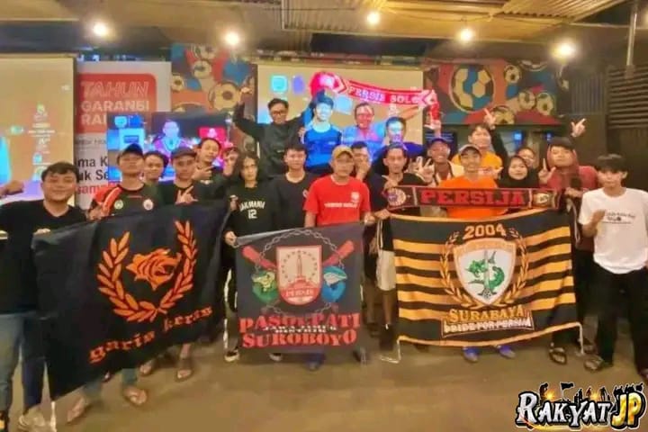 Kloter Pertama The Jak Tiba di Surabaya, Bonek Sambut Hangat Jelang Laga Persebaya vs Persija: Seduluran Sampai Mati