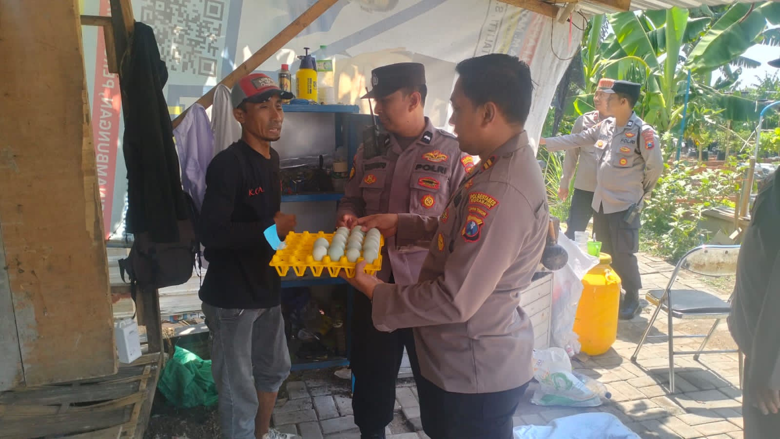 Kapolsek Gunung Anyar Dukung Program Ketahanan Pangan Nasional Melalui Penyaluran Hasil Ternak 
