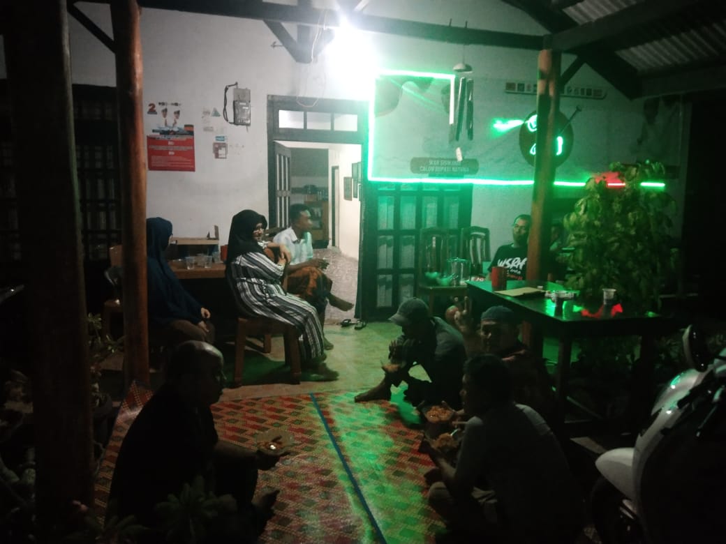 Kebersamaan di Posko Pilkada Paslon Bupati Natuna WSRH No. 02 di Midai