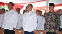 TEKEN KESEPAKATAN DENGAN MENTAN, MENDES PASTIKAN 20 PERSEN DANA DESA UNTUK KETAHANAN PANGAN Jakarta Go Indonesia Menteri Desa dan Pembangunan Daerah Tertinggal (Mendes PDT) Yandri Susanto menandatangani Kesepakatan Bersama dengan Menteri Pertanian (Mentan) Amran Sulaiman tentang Pemberdayaan Masyarakat dan Pengembangan Ekonomi Desa Berbasis Pertanian. Ruang lingkup kesepakatan ini diantaranya, untuk terwujudnya swasembada pangan; sinergitas program pembangunan dan pemberdayaan masyarakat desa dan daerah tertinggal pada bidang pertanian dan pendampingan dan penguatan kapasitas masyarakat desa dan/atau petani. Mendes Yandri bersyukur dengan adanya kerja sama ini karena mengelola Indonesia perlu kolaborasi agar program atau target bisa dicapai. Mendes Yandri ucapkan terima kasih kepada Menteri Koordinator Bidang Pangan Zulkifli Hasan yang memfasilitasi kerja sama ini. "Ini penting karena MoU yang pertama karena Menteri Pertanian dan Menteri Desa itu seperti dua sisi mata uang," kata Mendes Yandri dalam acara Gerakan Nasional Pangan Merah Putih Menuju Swasembada Pangan di Lapangan Upacara Kementerian Pertanian, Rabu (6/11/2024). Desa itu, kata Mendes Yandri, miliki banyak potensi termasuk pangan maka penandatanganan kerja sama ini diharapkan bisa menggenjot Swasembada Pangan. Dijabarkan Mendes Yandri, anggaran Dana Desa dari 2015 hingga 2024 mencapai Rp609 Triliun. Tahun 2023 capai Rp70 Triliun dan 2025 capai Rp71 Triliun. "Minimal 20 persen dari Dana Desa itu akan kita fokuskan untuk Ketahanan Pangan dan Swasembada Pangan," kata Mendes Yandri. Mendes Yandri miliki mimpi agar masing-masing desa miliki keunggulan maka dengan adanya kerja sama dengan Kementerian Pertanian bisa membantu terwujudnya mimpi tersebut. "Kerja sama ini merupakan sesuatu yang mulia tapi para Kepala Desa yang akan menentukan hasil akhirnya nanti," kata Mendes Yandri. Mendes Yandri menegaskan jika 73 persen penduduk di Indonesia itu ada di Desa. Olehnya, membangun desa sama saja membangun Indonesia. "Maka tagline kami yang terbaru adalah Bangun Desa, Bangun Indonesia. Desa Terdepan untuk Indonesia," kata Mendes Yandri. Mendes Yandri berjanji bakal kunjungi Desa di Indonesia, olehnya diminta untuk bersiap segala sesuatunya termasuk menggandeng BPD hingga BUMDesa. "Saya bersama Pak Mentan akan kunjungi desa-desa atas arahan Pak Menko karena tidak ingin Desa hanya jadi penonton di Program Makan Bergizi Gratis," kata Mantan Wakil Ketua MPR ini. Mendes Yandri berharap keterlibatan desa karena bahan baku program MBG ini adanya di desa. "Peluangnya besar, satu dapur untuk 3.000 orang," kata Mendes Yandri. Makanya agar terdistribusi dengan baik dan hasilnya maksimal, perlu pengaturan agar setiap desa punya produk unggulan agar bisa pasok bahan baku berbeda seperti beras atau tomat, ikan , telur dll. Hadir dalam acara itu, Kepala Badan Gizi Dadan Hindayana, Kepala Baharkam Mabes Porli Komjen Fadil Imran, Wakil Mendes PDT Ariza Patria, Wakil Mentan Sudaryono dan Pejabat Tinggi Madya dan Pratama.Turut hadir ribuan Kepala Desa yang tergabung dalam APDESI.