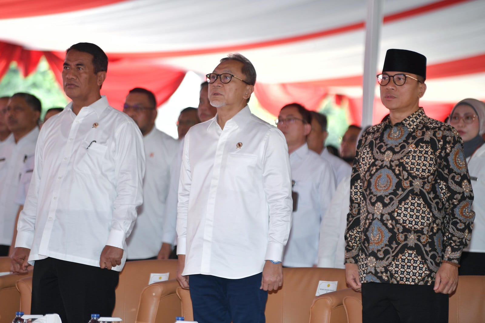TEKEN KESEPAKATAN DENGAN MENTAN, MENDES PASTIKAN 20 PERSEN DANA DESA UNTUK KETAHANAN PANGAN Jakarta Go Indonesia Menteri Desa dan Pembangunan Daerah Tertinggal (Mendes PDT) Yandri Susanto menandatangani Kesepakatan Bersama dengan Menteri Pertanian (Mentan) Amran Sulaiman tentang Pemberdayaan Masyarakat dan Pengembangan Ekonomi Desa Berbasis Pertanian. Ruang lingkup kesepakatan ini diantaranya, untuk terwujudnya swasembada pangan; sinergitas program pembangunan dan pemberdayaan masyarakat desa dan daerah tertinggal pada bidang pertanian dan pendampingan dan penguatan kapasitas masyarakat desa dan/atau petani. Mendes Yandri bersyukur dengan adanya kerja sama ini karena mengelola Indonesia perlu kolaborasi agar program atau target bisa dicapai. Mendes Yandri ucapkan terima kasih kepada Menteri Koordinator Bidang Pangan Zulkifli Hasan yang memfasilitasi kerja sama ini. "Ini penting karena MoU yang pertama karena Menteri Pertanian dan Menteri Desa itu seperti dua sisi mata uang," kata Mendes Yandri dalam acara Gerakan Nasional Pangan Merah Putih Menuju Swasembada Pangan di Lapangan Upacara Kementerian Pertanian, Rabu (6/11/2024). Desa itu, kata Mendes Yandri, miliki banyak potensi termasuk pangan maka penandatanganan kerja sama ini diharapkan bisa menggenjot Swasembada Pangan. Dijabarkan Mendes Yandri, anggaran Dana Desa dari 2015 hingga 2024 mencapai Rp609 Triliun. Tahun 2023 capai Rp70 Triliun dan 2025 capai Rp71 Triliun. "Minimal 20 persen dari Dana Desa itu akan kita fokuskan untuk Ketahanan Pangan dan Swasembada Pangan," kata Mendes Yandri. Mendes Yandri miliki mimpi agar masing-masing desa miliki keunggulan maka dengan adanya kerja sama dengan Kementerian Pertanian bisa membantu terwujudnya mimpi tersebut. "Kerja sama ini merupakan sesuatu yang mulia tapi para Kepala Desa yang akan menentukan hasil akhirnya nanti," kata Mendes Yandri. Mendes Yandri menegaskan jika 73 persen penduduk di Indonesia itu ada di Desa. Olehnya, membangun desa sama saja membangun Indonesia. "Maka tagline kami yang terbaru adalah Bangun Desa, Bangun Indonesia. Desa Terdepan untuk Indonesia," kata Mendes Yandri. Mendes Yandri berjanji bakal kunjungi Desa di Indonesia, olehnya diminta untuk bersiap segala sesuatunya termasuk menggandeng BPD hingga BUMDesa. "Saya bersama Pak Mentan akan kunjungi desa-desa atas arahan Pak Menko karena tidak ingin Desa hanya jadi penonton di Program Makan Bergizi Gratis," kata Mantan Wakil Ketua MPR ini. Mendes Yandri berharap keterlibatan desa karena bahan baku program MBG ini adanya di desa. "Peluangnya besar, satu dapur untuk 3.000 orang," kata Mendes Yandri. Makanya agar terdistribusi dengan baik dan hasilnya maksimal, perlu pengaturan agar setiap desa punya produk unggulan agar bisa pasok bahan baku berbeda seperti beras atau tomat, ikan , telur dll. Hadir dalam acara itu, Kepala Badan Gizi Dadan Hindayana, Kepala Baharkam Mabes Porli Komjen Fadil Imran, Wakil Mendes PDT Ariza Patria, Wakil Mentan Sudaryono dan Pejabat Tinggi Madya dan Pratama.Turut hadir ribuan Kepala Desa yang tergabung dalam APDESI.
