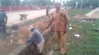 Samudi Tinjau Langsung Pembangunan Saluran Drainase/Talud Jalan Propinsi di Kampung Bawang Tirto