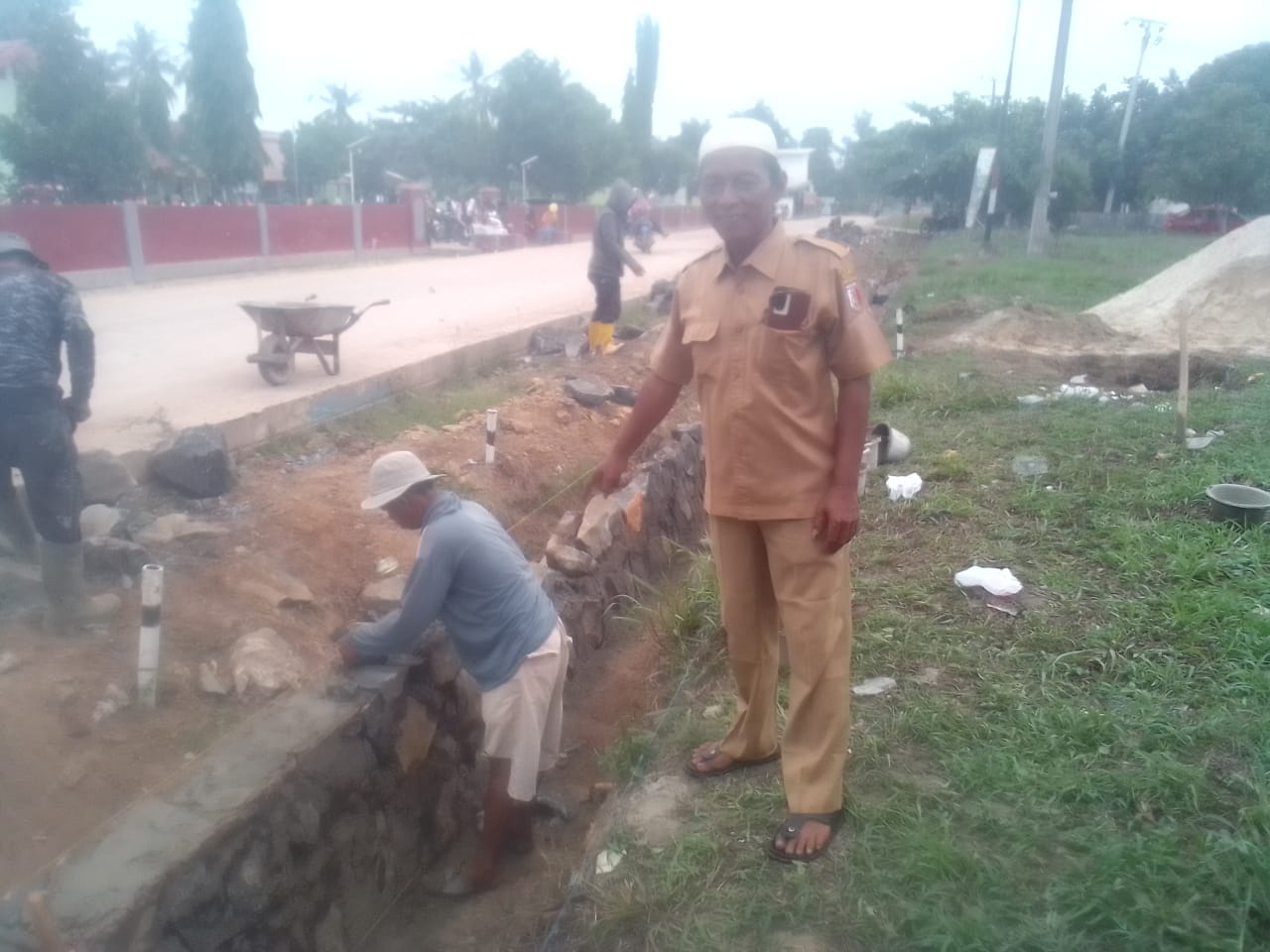 Samudi Tinjau Langsung Pembangunan Saluran Drainase/Talud Jalan Propinsi di Kampung Bawang Tirto