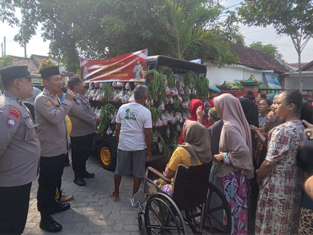 Polsek Cerme Sosialisasi Rekrutmen Polri dan Berbagi di Desa Dampaan Cerme