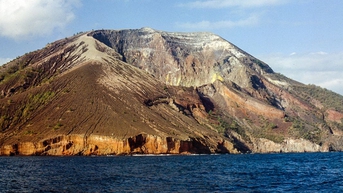 Peningkatan Gunung Iya dan Potensi Tsunami