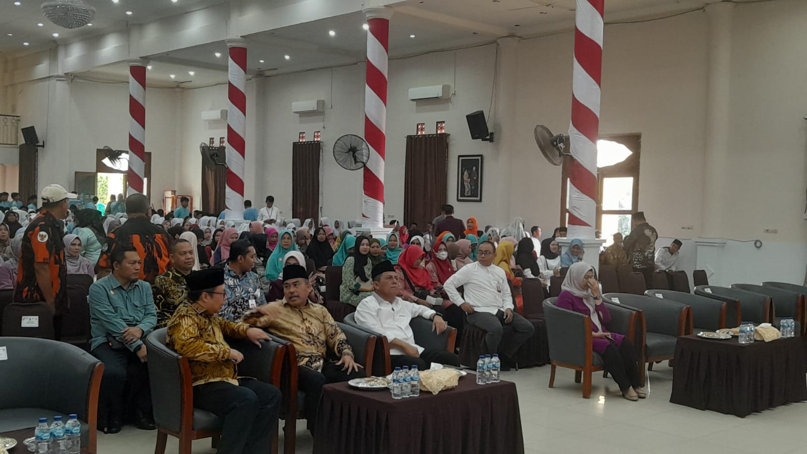Gubernur Kepri Serahkan Bantuan di Kecamatan Bunguran Timur, Natuna*
