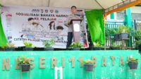 DITBINMAS POLDA KEPRI GELAR SOSIALISASI BAHAYA NARKOBA DI SMA NEGERI 11 PULAU BULUNG: UPAYA PREVENTIF LINDUNGI GENERASI MUDA Batam – Ditbinmas Polda Kepri menggelar kegiatan sosialisasi bahaya narkoba kepada para pelajar SMA Negeri 11 Pulau Bulung, Kecamatan Bulang, Kota Batam. Kegiatan ini dipimpin langsung oleh Dirbinmas Polda Kepri Kombes Pol Wawan Kurniawan, S.H, S.I.K, M.Si., sebagai bagian dari upaya preventif untuk melindungi generasi muda dari penyalahgunaan narkoba yang semakin marak di Indonesia, khususnya di wilayah Kepulauan Riau. Jumat (13/9/24). Turut hadir dalam kegiatan tersebut Kasubdit Bintibsos DitBinmas Polda Kepri AKBP Syahrial, S.E., Kabag Binops Dit Binmas Polda Kepri AKBP Ferdinand Parluhutan Ritong, S.T., Kasat Binmas Polresta Barelang Kompol Yulianti, S.H, M.H., Kapolsek Bulang Iptu Adyanto Syofyan, S.H., Disdik Batam, Camat Bulang Muhammad Ramadhan Zuhri, Perwakilan Kepala sekolah Sekota Batam, dan Ketua JMSI Eddy Supriyatna. Selanjutnya dalam kesempatan tersebut Dirbinmas Polda Kepri, Kombes Pol Wawan Kurniawan, S.H, S.I.K, M.Si., memberikan himbauan langsung kepada para siswa, Beliau menekankan bahwa narkoba adalah ancaman serius yang tidak hanya berdampak buruk pada kesehatan fisik dan mental, tetapi juga dapat menghancurkan masa depan generasi muda. Beliau juga menegaskan pentingnya pencegahan sejak dini terhadap penyalahgunaan narkoba, mengingat kerugian besar yang dapat ditimbulkannya, baik bagi individu maupun masyarakat secara keseluruhan. Lebih lanjut ia juga menekankan bahwa pencegahan penyalahgunaan narkoba tidak hanya menjadi tanggung jawab individu, tetapi memerlukan peran aktif keluarga dan lingkungan sekitar. Menurutnya, keluarga memiliki peran krusial sebagai benteng pertama dalam membentuk karakter dan perilaku anak, serta memberikan pengawasan yang konsisten terhadap pergaulan mereka. "Keluarga harus menjadi tempat pertama di mana anak-anak mendapatkan nilai-nilai positif dan pemahaman tentang bahaya narkoba. Orang tua harus terlibat penuh, memberikan perhatian lebih, dan mendidik anak-anak agar mampu menolak segala bentuk godaan narkotika," jelas Dirbinmas Polda Kepri, Kombes Pol Wawan Kurniawan, S.H, S.I.K, M.Si. Selain itu, lingkungan sekolah dan masyarakat juga harus berperan sebagai ruang yang mendukung perkembangan remaja, dengan menciptakan atmosfer yang kondusif, positif, dan bebas dari pengaruh negatif. Sinergi yang kuat antara keluarga, sekolah, dan masyarakat, adalah kunci penting dalam membangun generasi muda yang tangguh dan mampu menjauhkan diri dari jerat narkoba. Kegiatan sosialisasi ini diisi dengan berbagai materi edukatif yang disampaikan oleh tim dari Ditbinmas Polda Kepri, termasuk pengenalan jenis-jenis narkoba, ciri-ciri pengguna, serta dampak buruk dari penyalahgunaan narkotika. Para siswa juga diajak berdiskusi dan tanya jawab seputar bahaya narkoba, guna memperdalam pemahaman mereka tentang ancaman nyata narkotika dalam kehidupan sehari-hari. Antusiasme dari para siswa SMA Negeri 11 Pulau Bulung terlihat jelas, terutama saat sesi interaktif berlangsung. Mereka berharap kegiatan sosialisasi seperti ini terus diadakan secara rutin untuk meningkatkan kesadaran akan bahaya narkoba. Melalui kegiatan ini, diharapkan para pelajar dapat lebih waspada dan menjauhi segala bentuk penyalahgunaan narkoba, serta mampu berperan sebagai agen perubahan di lingkungan masing-masing dalam memerangi narkotika. Terakhir, Kabidhumas Polda Kepri Kombes. Pol. Zahwani Pandra Arsyad, S.H., M.Si., menambahkan pesan kepada masyarakat yang ingin mengadukan atau melihat peta kerawanan serta memerlukan bantuan kepolisian dapat menghubungi Call Center polisi 110 atau unduh aplikasi Polri Super Apps di Googleplay/APP Store. Salam Presisi Bidang Humas Polda Kepri Kombes. Pol. Zahwani Pandra Arsyad, S.H. M.Si. Kabidhumas Polda Kepri