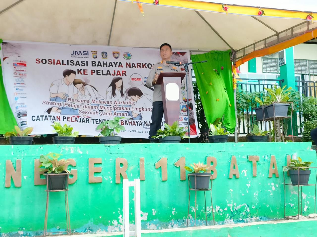 DITBINMAS POLDA KEPRI GELAR SOSIALISASI BAHAYA NARKOBA DI SMA NEGERI 11 PULAU BULUNG: UPAYA PREVENTIF LINDUNGI GENERASI MUDA Batam – Ditbinmas Polda Kepri menggelar kegiatan sosialisasi bahaya narkoba kepada para pelajar SMA Negeri 11 Pulau Bulung, Kecamatan Bulang, Kota Batam. Kegiatan ini dipimpin langsung oleh Dirbinmas Polda Kepri Kombes Pol Wawan Kurniawan, S.H, S.I.K, M.Si., sebagai bagian dari upaya preventif untuk melindungi generasi muda dari penyalahgunaan narkoba yang semakin marak di Indonesia, khususnya di wilayah Kepulauan Riau. Jumat (13/9/24). Turut hadir dalam kegiatan tersebut Kasubdit Bintibsos DitBinmas Polda Kepri AKBP Syahrial, S.E., Kabag Binops Dit Binmas Polda Kepri AKBP Ferdinand Parluhutan Ritong, S.T., Kasat Binmas Polresta Barelang Kompol Yulianti, S.H, M.H., Kapolsek Bulang Iptu Adyanto Syofyan, S.H., Disdik Batam, Camat Bulang Muhammad Ramadhan Zuhri, Perwakilan Kepala sekolah Sekota Batam, dan Ketua JMSI Eddy Supriyatna. Selanjutnya dalam kesempatan tersebut Dirbinmas Polda Kepri, Kombes Pol Wawan Kurniawan, S.H, S.I.K, M.Si., memberikan himbauan langsung kepada para siswa, Beliau menekankan bahwa narkoba adalah ancaman serius yang tidak hanya berdampak buruk pada kesehatan fisik dan mental, tetapi juga dapat menghancurkan masa depan generasi muda. Beliau juga menegaskan pentingnya pencegahan sejak dini terhadap penyalahgunaan narkoba, mengingat kerugian besar yang dapat ditimbulkannya, baik bagi individu maupun masyarakat secara keseluruhan. Lebih lanjut ia juga menekankan bahwa pencegahan penyalahgunaan narkoba tidak hanya menjadi tanggung jawab individu, tetapi memerlukan peran aktif keluarga dan lingkungan sekitar. Menurutnya, keluarga memiliki peran krusial sebagai benteng pertama dalam membentuk karakter dan perilaku anak, serta memberikan pengawasan yang konsisten terhadap pergaulan mereka. "Keluarga harus menjadi tempat pertama di mana anak-anak mendapatkan nilai-nilai positif dan pemahaman tentang bahaya narkoba. Orang tua harus terlibat penuh, memberikan perhatian lebih, dan mendidik anak-anak agar mampu menolak segala bentuk godaan narkotika," jelas Dirbinmas Polda Kepri, Kombes Pol Wawan Kurniawan, S.H, S.I.K, M.Si. Selain itu, lingkungan sekolah dan masyarakat juga harus berperan sebagai ruang yang mendukung perkembangan remaja, dengan menciptakan atmosfer yang kondusif, positif, dan bebas dari pengaruh negatif. Sinergi yang kuat antara keluarga, sekolah, dan masyarakat, adalah kunci penting dalam membangun generasi muda yang tangguh dan mampu menjauhkan diri dari jerat narkoba. Kegiatan sosialisasi ini diisi dengan berbagai materi edukatif yang disampaikan oleh tim dari Ditbinmas Polda Kepri, termasuk pengenalan jenis-jenis narkoba, ciri-ciri pengguna, serta dampak buruk dari penyalahgunaan narkotika. Para siswa juga diajak berdiskusi dan tanya jawab seputar bahaya narkoba, guna memperdalam pemahaman mereka tentang ancaman nyata narkotika dalam kehidupan sehari-hari. Antusiasme dari para siswa SMA Negeri 11 Pulau Bulung terlihat jelas, terutama saat sesi interaktif berlangsung. Mereka berharap kegiatan sosialisasi seperti ini terus diadakan secara rutin untuk meningkatkan kesadaran akan bahaya narkoba. Melalui kegiatan ini, diharapkan para pelajar dapat lebih waspada dan menjauhi segala bentuk penyalahgunaan narkoba, serta mampu berperan sebagai agen perubahan di lingkungan masing-masing dalam memerangi narkotika. Terakhir, Kabidhumas Polda Kepri Kombes. Pol. Zahwani Pandra Arsyad, S.H., M.Si., menambahkan pesan kepada masyarakat yang ingin mengadukan atau melihat peta kerawanan serta memerlukan bantuan kepolisian dapat menghubungi Call Center polisi 110 atau unduh aplikasi Polri Super Apps di Googleplay/APP Store. Salam Presisi Bidang Humas Polda Kepri Kombes. Pol. Zahwani Pandra Arsyad, S.H. M.Si. Kabidhumas Polda Kepri