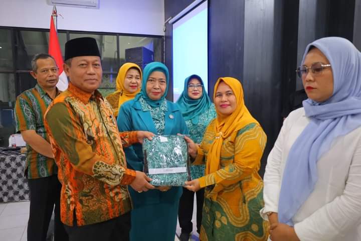 H Waris Tholib di Dampingi Ny. Hj Fatiah Haitami Waris Serehakan Baju Kader PKK Kecamatan se-Kota Tanjungbalai