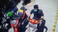 Terekam CCTV Maling Berbaju Koko Hitam Curi Motor Jama'ah Sholat Jumat