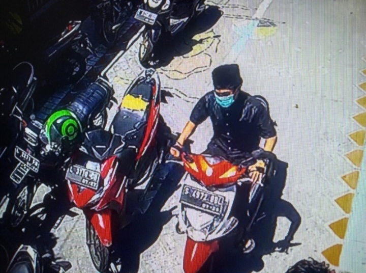 Terekam CCTV Maling Berbaju Koko Hitam Curi Motor Jama'ah Sholat Jumat