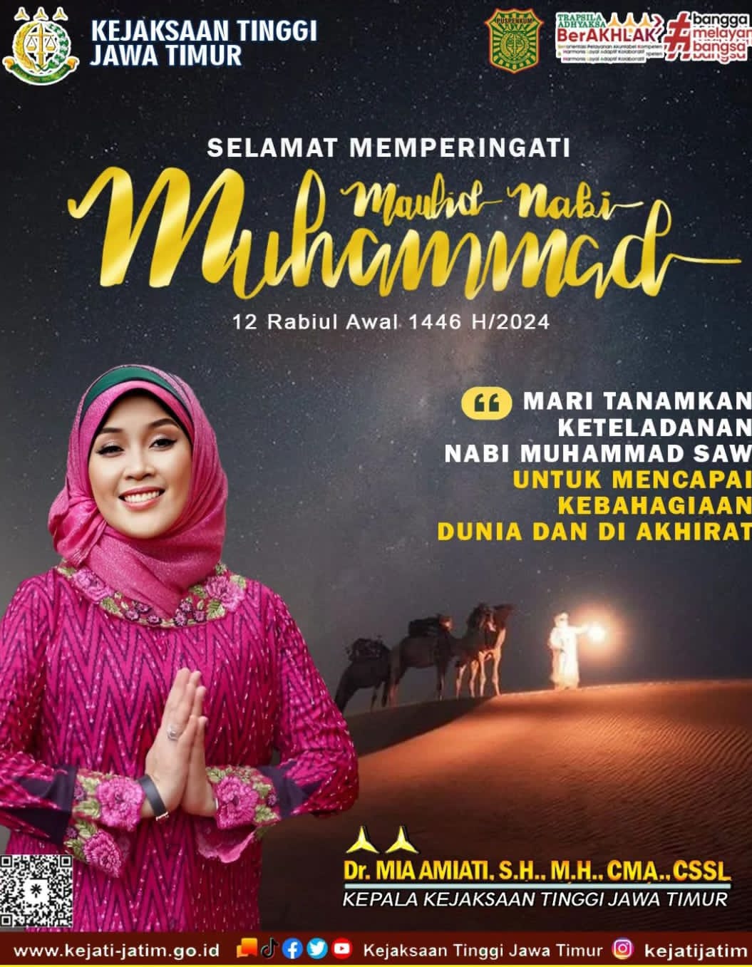 Surabaya - Kepala Kejaksaan Jawa Timur (Kajati Jatim), Dr. Mia Amiati, S.H., M.H., CMA., CSSL, menjelaskan hikmah dalam memperingati Maulid Nabi Muhammad 12 Rabiul Awal 1446 H/2024. "Maulid Nabi menjadi momentum yang sangat berharga bagi seluruh umat Islam. Perayaan ini menjadi ajang untuk meneladani sikap Rasulullah dalam menjalani kehidupan di dunia," ujar Mia Amiati, Minggu (14/9) malam. Menurut Mia, banyak sekali hikmah yang dapat kita ambil dari Maulid Nabi Muhammad SAW, antara lain: Hikmah pertama yang bisa kita petik adalah pentingnya berbagi dan berbuat baik terhadap sesama manusia, hal ini digambarkan dengan Kedermawanan Serta Kemurahan Hati Nabi Muhammad Saw. Kedua adalah Kesederhanaan Nabi Muhammad mengajarkan kepada kita semua, agar tidak terlalu terpaku pada materi dan menjalani kehidupan sederhana dengan penuh rasa syukur. Ketiga adalah Keadilan Nabi Muhammad SAW menjadi contoh paling sempurna sebagai seorang pemimpin yang adil. "Hikmah yang dapat kita ambil adalah, pentingnya memperlakukan semua orang secara adil, tanpa memandang suku, ras, dan agama," ujarnya. Keempat adalah Ketekunan dan kesabaran Nabi Muhammad SAW mengajarkan kepada kita semua, agar tetap teguh dan bersabar dalam menghadapi ujian kehidupan. Kelima adalah Rasa Cinta dan Kasih Sayang yang diajarkan Nabi Muhammad SAW merupakan fondasi yang kuat untuk diterapkan dalam kehidupan sehari-hari. @redho