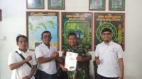 *LEMBAGA BANTUAN HUKUM MELAKUKAN KOORDINASI DENGAN INSTANSI HUKUM DAN KEAMANAN* 16 September 2024 Kabupaten Lingga kepulauan riau Lembaga Bantuan Hukum "SATU HATI NUSANTARA" menggelar kegiatan koordinasi dengan berbagai instansi hukum dan keamanan, termasuk Kejaksaan, Kepolisian, koramil , dan Lantamal, pada tgl 16/9/2024 di Dabo Singkep kab lingga kepri. Kegiatan ini bertujuan untuk memperkuat hubungan kerja antar lembaga dalam rangka meningkatkan pelayanan hukum kepada masyarakat. Koordinasi ini disambut baik oleh perwakilan dari setiap instansi, Dalam pertemuan ini, berbagai isu hukum dan keamanan yang tengah dihadapi masyarakat.khususnya kabupaten lingga Direktur Lembaga Bantuan Hukum satu Hati nusantara (LBH SHN) yg di wakili oleh (Mardi) selaku sekjen LBH SATU HATI NUSANTARA(LBH SHN). dalam sambutannya menyatakan pentingnya kolaborasi antarinstansi dalam menangani berbagai persoalan hukum. "Kami percaya bahwa dengan bersinergi, kita dapat memberikan solusi yang lebih efektif dan efisien bagi masyarakat yang membutuhkan bantuan hukum," ujarnya. Salah satu topik utama yang dibahas adalah peningkatan akses terhadap keadilan bagi masyarakat, terutama kelompok rentan. Perwakilan dari masing-masing instansi memberikan masukan dan ide-ide inovatif untuk menciptakan mekanisme yang lebih baik dalam memberikan bantuan hukum. Kegiatan koordinasi ini juga dilengkapi dengan penandatanganan nota kesepahaman (MoU) antara Lembaga Bantuan Hukum dan instansi yang terlibat, yang bertujuan untuk memperkuat komitmen bersama dalam memberikan pelayanan hukum yang berkualitas. Diharapkan, melalui kegiatan ini, setiap instansi dapat lebih memahami peran dan tanggung jawab masing-masing, serta meningkatkan efektivitas kerja sama di lapangan. Lembaga Bantuan Hukum satu hati nusantara berkomitmen untuk terus mengembangkan program-program yang dapat memberikan manfaat langsung bagi masyarakat. Dengan sinergi yang kuat antara instansi, diharapkan pelayanan hukum yang diberikan dapat lebih optimal dan menjangkau seluruh lapisan masyarakat. *Untuk informasi lebih lanjut, silakan hubungi:* M. Johari. Hp 081276736929 Azrani eri Saputra +62 852-7852-7256