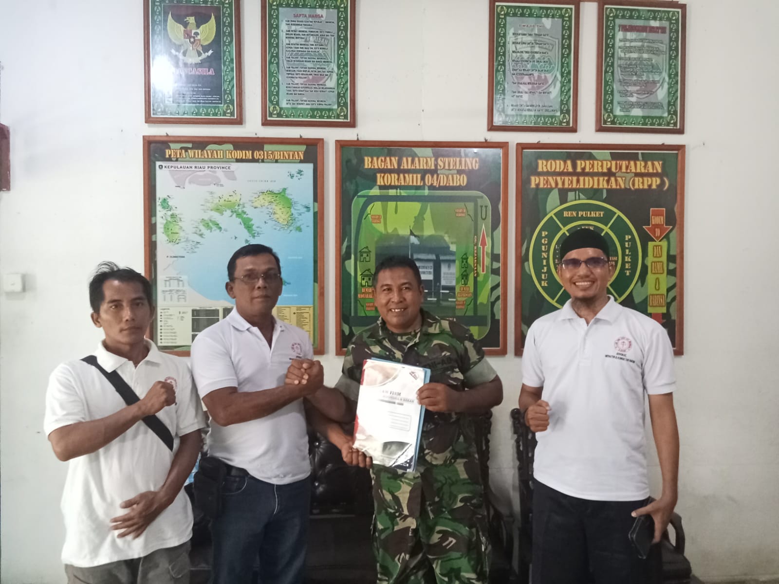 *LEMBAGA BANTUAN HUKUM MELAKUKAN KOORDINASI DENGAN INSTANSI HUKUM DAN KEAMANAN* 16 September 2024 Kabupaten Lingga kepulauan riau Lembaga Bantuan Hukum "SATU HATI NUSANTARA" menggelar kegiatan koordinasi dengan berbagai instansi hukum dan keamanan, termasuk Kejaksaan, Kepolisian, koramil , dan Lantamal, pada tgl 16/9/2024 di Dabo Singkep kab lingga kepri. Kegiatan ini bertujuan untuk memperkuat hubungan kerja antar lembaga dalam rangka meningkatkan pelayanan hukum kepada masyarakat. Koordinasi ini disambut baik oleh perwakilan dari setiap instansi, Dalam pertemuan ini, berbagai isu hukum dan keamanan yang tengah dihadapi masyarakat.khususnya kabupaten lingga Direktur Lembaga Bantuan Hukum satu Hati nusantara (LBH SHN) yg di wakili oleh (Mardi) selaku sekjen LBH SATU HATI NUSANTARA(LBH SHN). dalam sambutannya menyatakan pentingnya kolaborasi antarinstansi dalam menangani berbagai persoalan hukum. "Kami percaya bahwa dengan bersinergi, kita dapat memberikan solusi yang lebih efektif dan efisien bagi masyarakat yang membutuhkan bantuan hukum," ujarnya. Salah satu topik utama yang dibahas adalah peningkatan akses terhadap keadilan bagi masyarakat, terutama kelompok rentan. Perwakilan dari masing-masing instansi memberikan masukan dan ide-ide inovatif untuk menciptakan mekanisme yang lebih baik dalam memberikan bantuan hukum. Kegiatan koordinasi ini juga dilengkapi dengan penandatanganan nota kesepahaman (MoU) antara Lembaga Bantuan Hukum dan instansi yang terlibat, yang bertujuan untuk memperkuat komitmen bersama dalam memberikan pelayanan hukum yang berkualitas. Diharapkan, melalui kegiatan ini, setiap instansi dapat lebih memahami peran dan tanggung jawab masing-masing, serta meningkatkan efektivitas kerja sama di lapangan. Lembaga Bantuan Hukum satu hati nusantara berkomitmen untuk terus mengembangkan program-program yang dapat memberikan manfaat langsung bagi masyarakat. Dengan sinergi yang kuat antara instansi, diharapkan pelayanan hukum yang diberikan dapat lebih optimal dan menjangkau seluruh lapisan masyarakat. *Untuk informasi lebih lanjut, silakan hubungi:* M. Johari. Hp 081276736929 Azrani eri Saputra +62 852-7852-7256