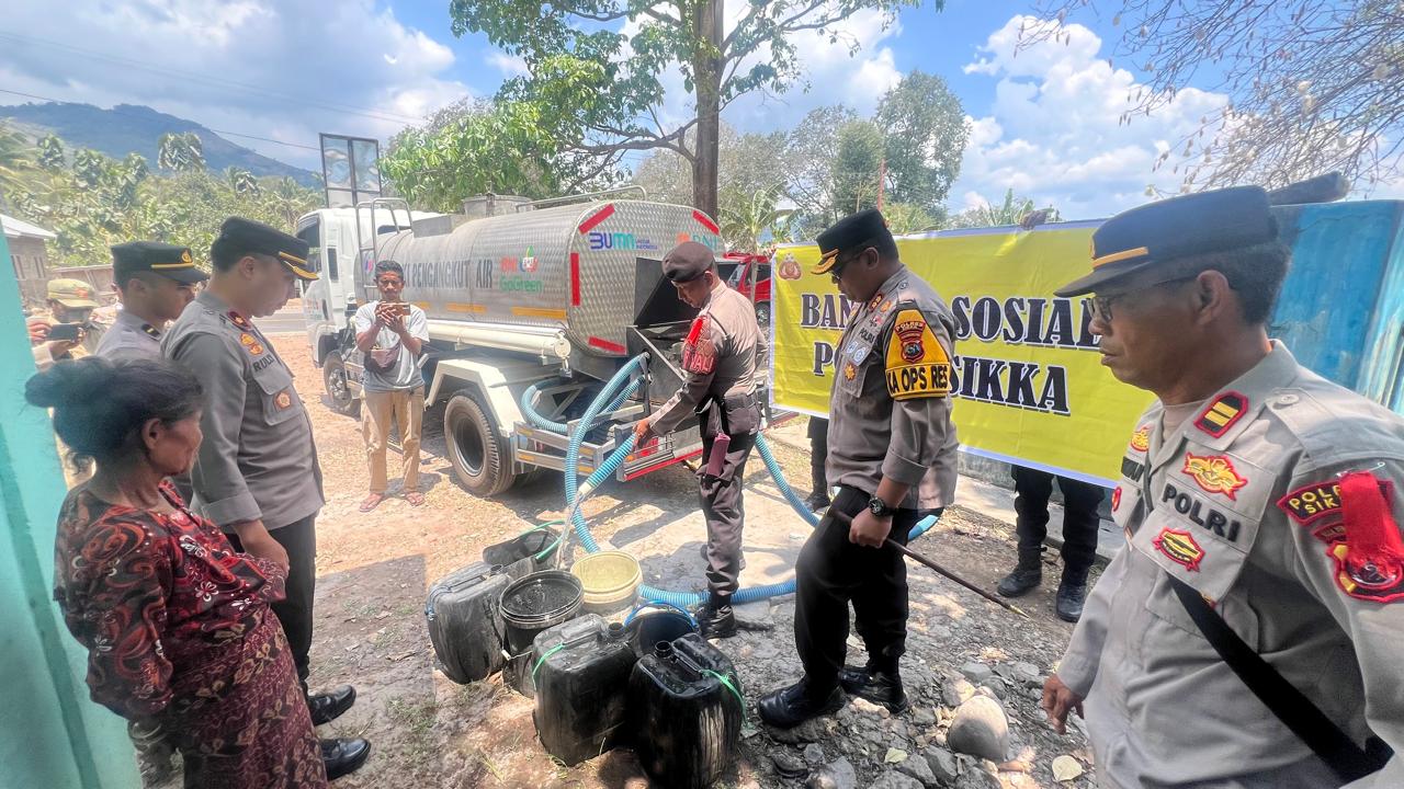 Polres Sikka Salurkan Bantuan Air Bersih ke Dusun Watu Huhur, Talibura