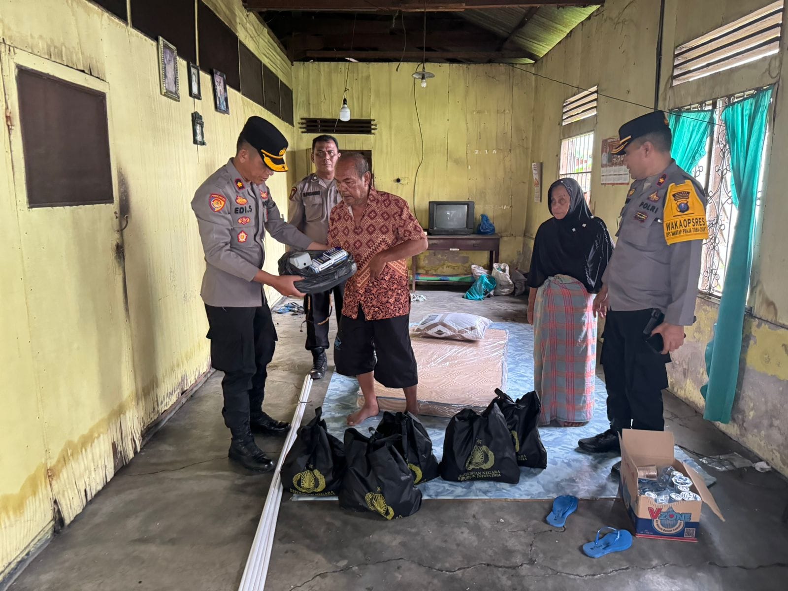 Polres Tanjung Balai Berikan Bantuan Sembako dan Alat Instalisi Listrik Kepada Korban Kebakaran.