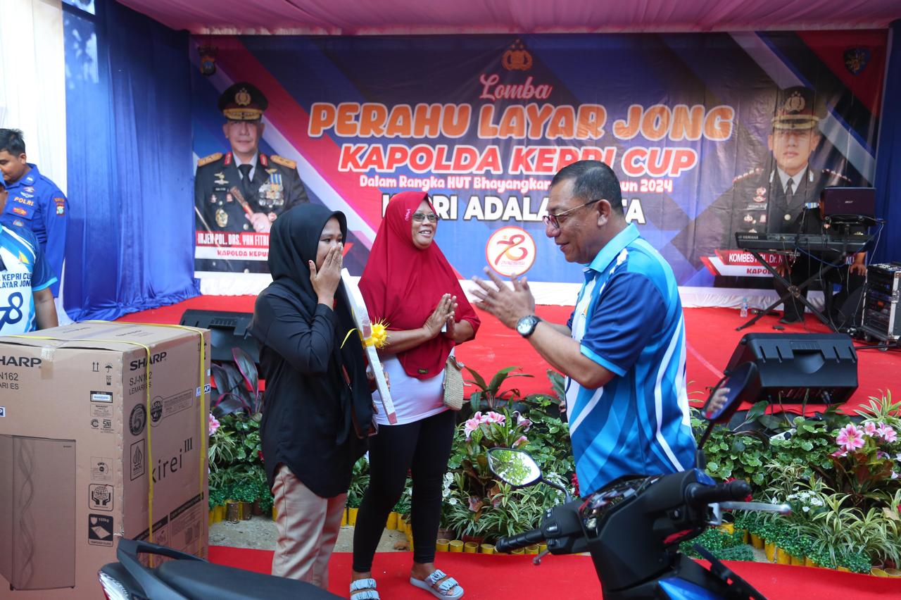 Irjen Pol Yan Halimansyah Membuka Perlombaan Perahu Layar Jong Kapolda Kepri Cup Dalam Rangka Peringtan Hari Bhayangkara ke 78