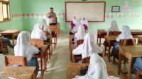 Bhabinkamtibmas Polsek Cukuh Balak Memberikan Himbauan Kepada Pelajar