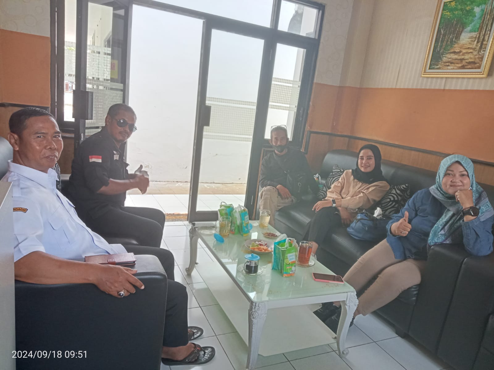 Lurah Lateng Koordinasikan Pelayanan di Kampung Nelayan dan Kampung Kalamu dengan Wartawan