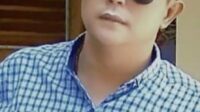 Di Tengah Hiruk Pikuk Dunia, Seorang Laki-Laki Berjalan Sendirian