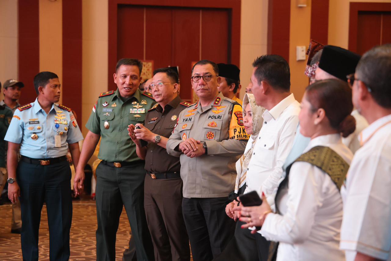 IRJEN POL YAN FITRI HALIMANSYAH KAPOLDA KEPRI MENGHADIRI DEKLARASI PILKADA DAMAI DAN PERINGATAN HARI JADI PROVINSI KEPULAUAN RIAU KE-22: KOMITMEN BERSAMA UNTUK PILKADA 2024 YANG AMAN DAN KONDUSIF