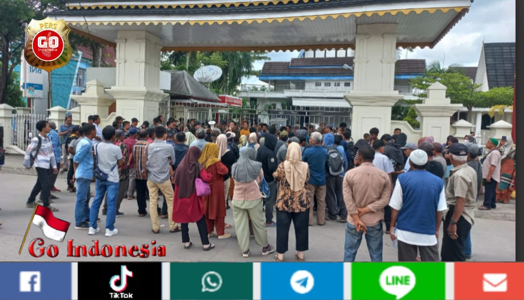 Tuntut Pemkab Tanjab Barat Realisasikan Putusan PTUN Jambi, Ratusan Warga Geruduk Kantor Bupati