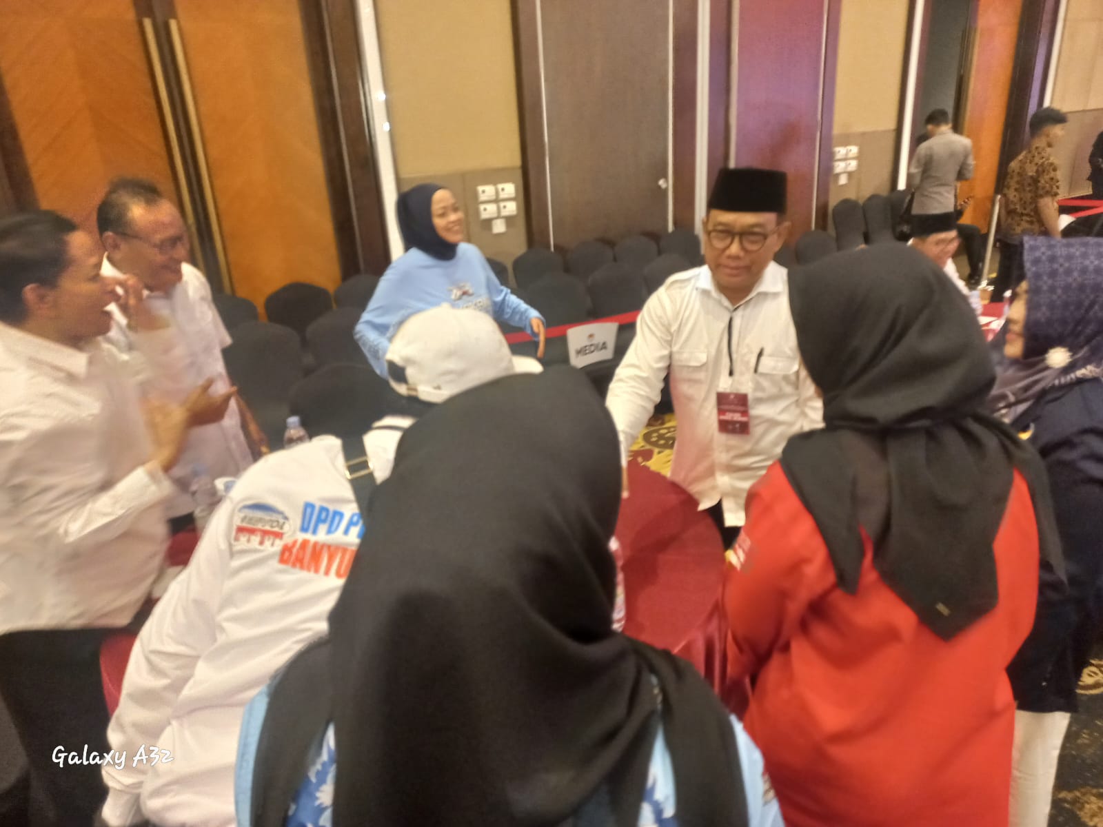 Suasana Hangat dan Meriah Sambut Kedatangan Ipuk Mujiono di Penetapan Nomor Urut
