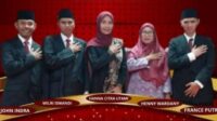 KPU DHARMASRAYA TETAPKAN 168.913 (DPT) PEMILIHAN SERENTAK TAHUN 2024 Dharmasraya Go Indonesia Komisi Pemilihan Umum Kabupaten Dharmasraya menggelar Rapat Pleno Terbuka Rekapitulasi dan Penetapan Daftar Pemilih Tetap (DPT) Tingkat Kabupaten Dharmasraya untuk Pemilihan Serentak Nasional Tahun 2024, bertempat di Auditorium Kabupaten Dharmasraya, Jumat (20/9). Hasil rapat pleno terbuka menetapkan DPT sebanyak 168.913 pemilih dengan rincian 85.079 pemilih laki-laki dan 83.834 pemilih perempuan. Ketua KPU Kabupaten Dharmasraya, France Putra, dalam sambutan pembukaan rapat pleno terbuka mengatakan bahwa proses penyusunan Daftar Pemilih Tetap (DPT) berdasarkan pada Peraturan KPU Nomor 7 Tahun 2024 tentang Penyusunan Daftar Pemilih Dalam Penyelenggaraan Pemilihan Gubernur dan Wakil Gubernur, Bupati dan Wakil Bupati, serta Walikota Dan Wakil Walikota. “ Sesuai dengan PKPU Nomor 7 Tahun 2024 Pasal 41, KPU telah melaksanakan penyusunan DPT. Bahkan Bawaslu pun telah memberikan saran perbaikan untuk melakukan pengecekan dengan tujuan supaya warga masyarakat yang berhak (memilih) dapat dimasukkan namanya ke dalam DPT (Daftar Pemilih Tetap). “ France menambahkan, hasil penetapan DPT selanjutnya akan diumumkan kepada masyarakat mulai tanggal 22 September 2024. “ Kita akan mengumumkan DPT pada tanggal 22 September sampai hari “H” tanggal 27 November 2024 pada tempat-tempat yang bisa dilihat oleh masyarakat. Terkait dengan adanya warga masyarakat yang pada hari “H” ingin menyalurkan hak pilihnya namun tidak berada di daerah domisili asal dikarenakan oleh adanya tugas atau alasan tertentu lainnya, KPU memberikan layanan pindah memilih. " Menurut France, KPU Kabupaten Dharmasraya sudah membuka layanan pindah memilih sejak tanggal 17 September 2024. Untuk layanan pindah memilih sesuai Juknis 799 sudah dibuka mulai tanggal 17 September sampai tanggal 20 Nopember 2024. Lebih kurang dua bulan. Kalau ada warga masyarakat yang sudah masuk ke dalam DPT namun tidak bisa menggunakan hak pilihnya di tempat asal domisili dengan alasan tertentu, silakan melapor ke KPU, PPK, dan PPS untuk mengurus pindah memilih.” “Setelah DPT ditetapkan, KPU akan melaksanakan pengadaan logistik Pemilihan Serentak Tahun 2024,” tandasnya. KPU Dharmasraya menyampaikan ucapan terima kasih dan apresiasi setinggi-tingginya kepada seluruh pihak yang telah berkontribusi dalam penyusunan Daftar Pemilih Tetap ini kepada Bupati, Forkopimda, Bawaslu, PPK, PPS, Pantarlih dan juga Partai Politik. Rapat pleno terbuka ini dihadiri unsur FORKOPIMDA Kabupaten Dharmasraya, instansi terkait, Bawaslu Kabupaten Dharmasraya, Pasangan Calon Bupati dan Wakil Bupati Dharmasraya serta Ketua dan Anggota Panitia Pemilihan Kecamatan se-Kabupaten Dharmasraya. (kpudm)